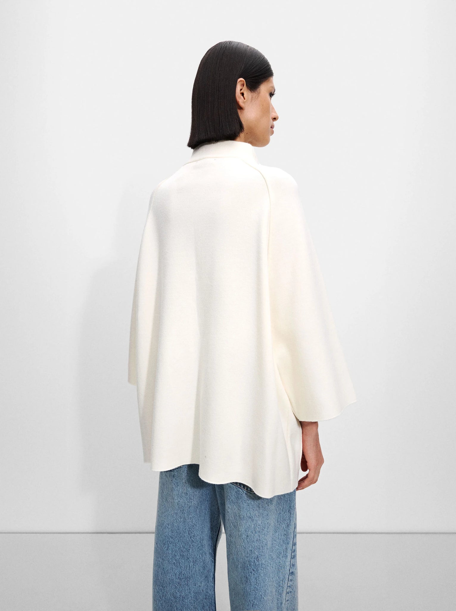 Poncho de punto con botones