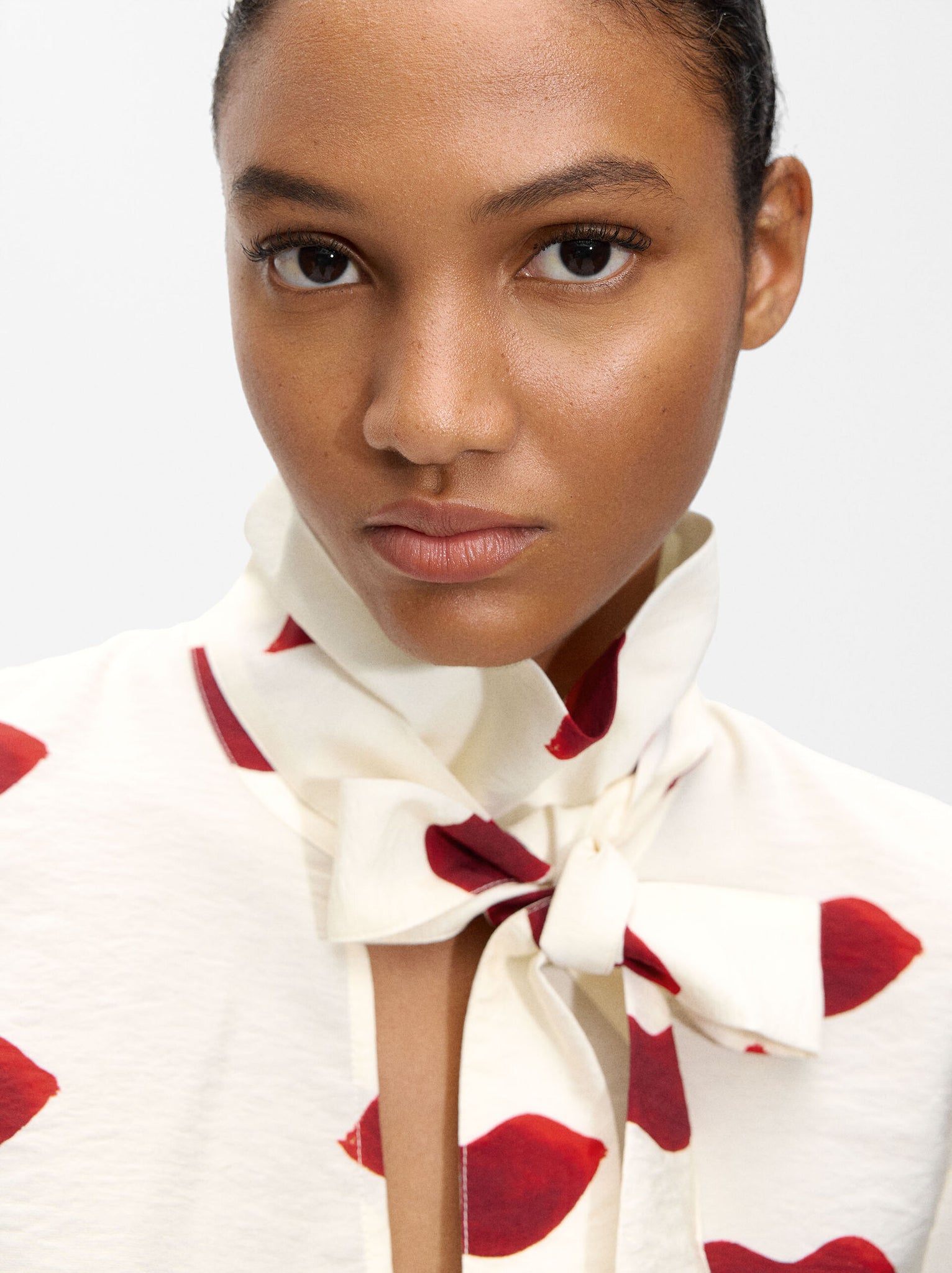 Camisa estampada de cuello alto