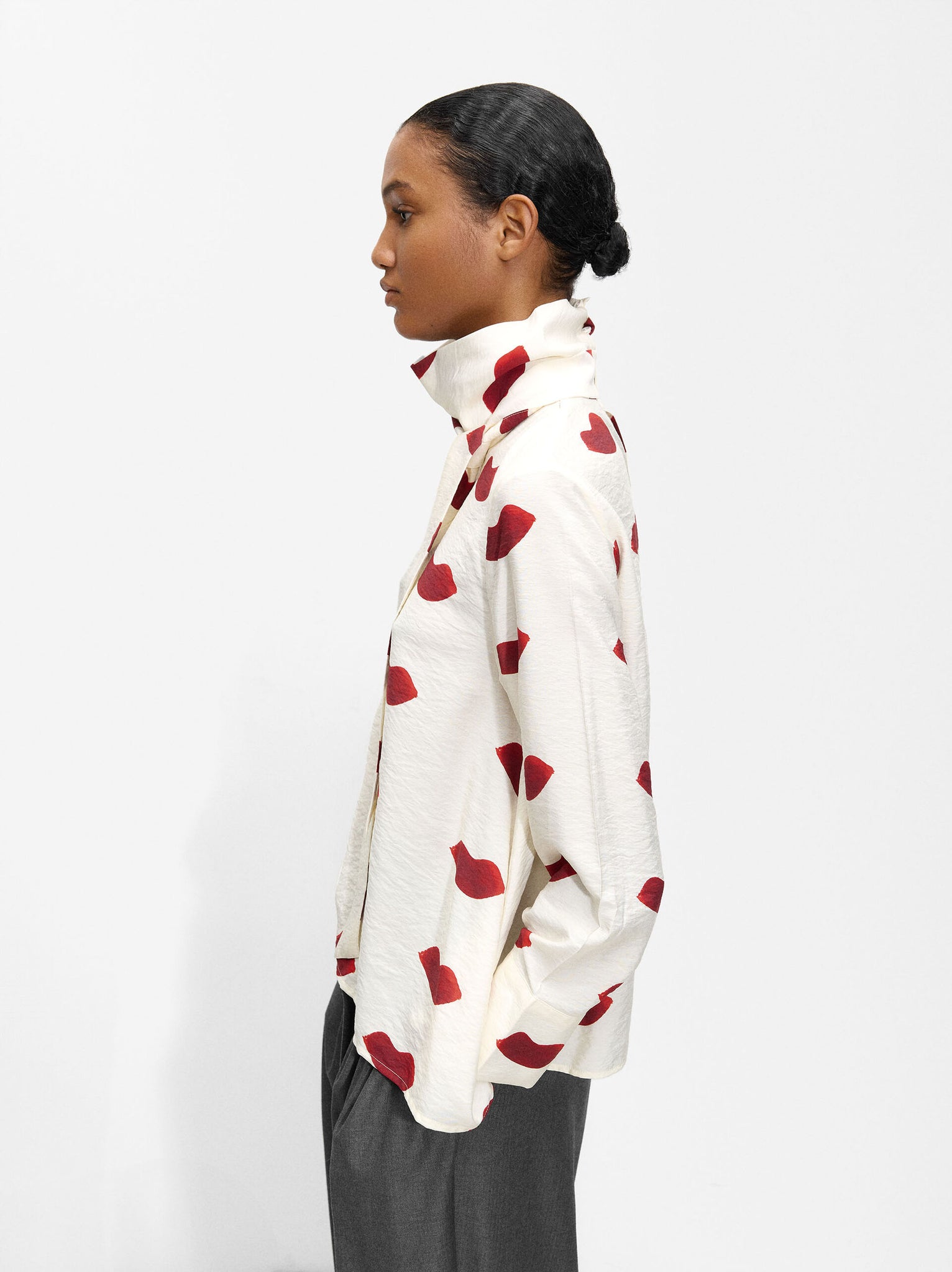 Camisa estampada de cuello alto