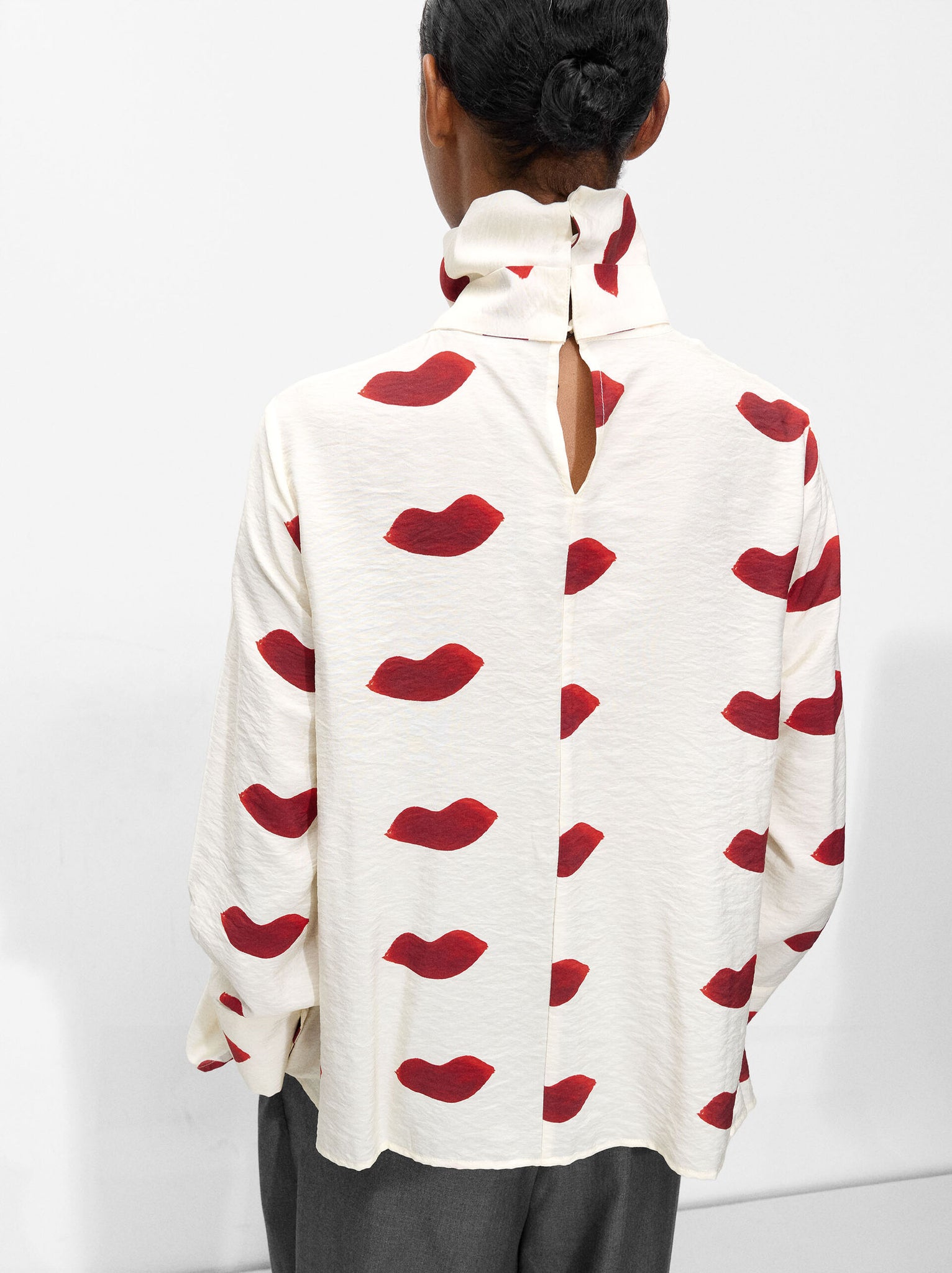Camisa estampada de cuello alto
