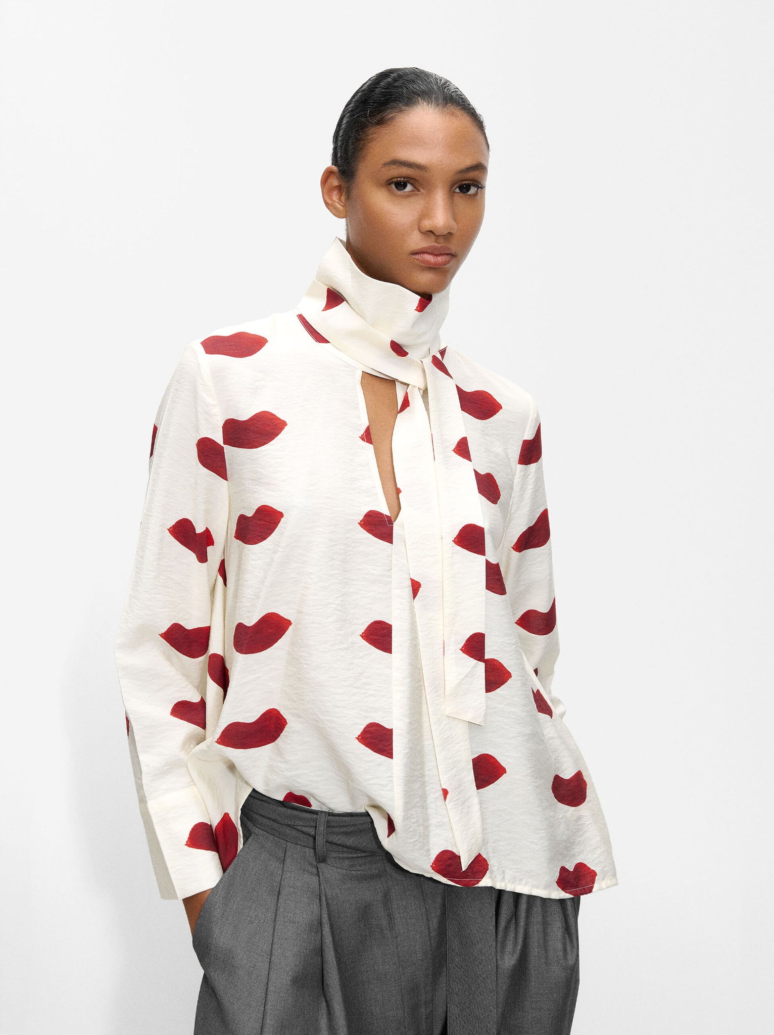 Camisa estampada de cuello alto