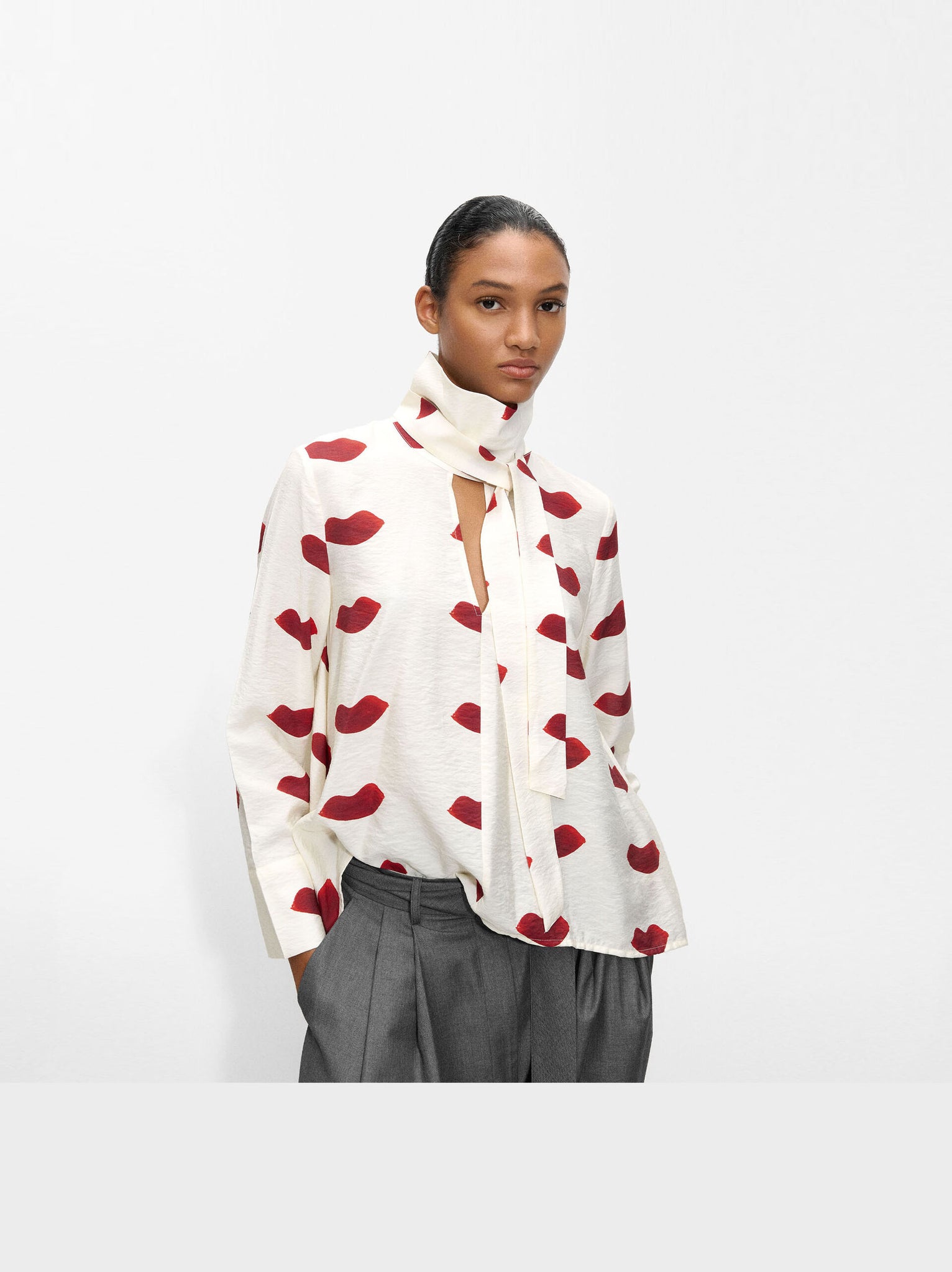 Camisa estampada de cuello alto