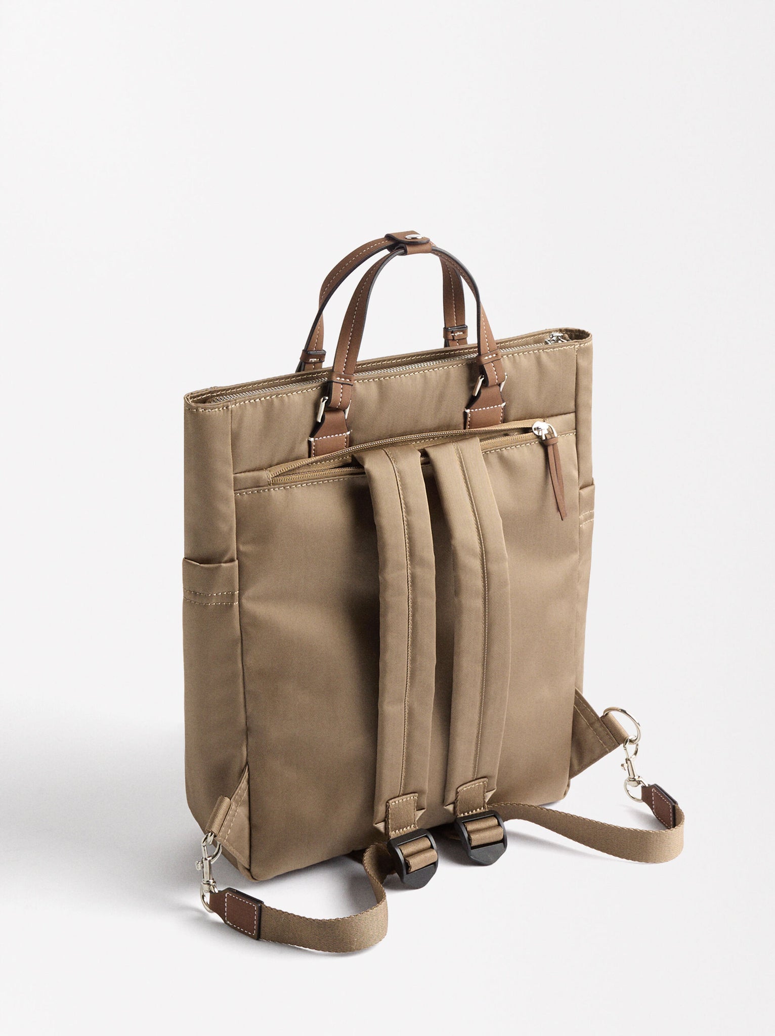 Mochila De Nylon Con Colgante