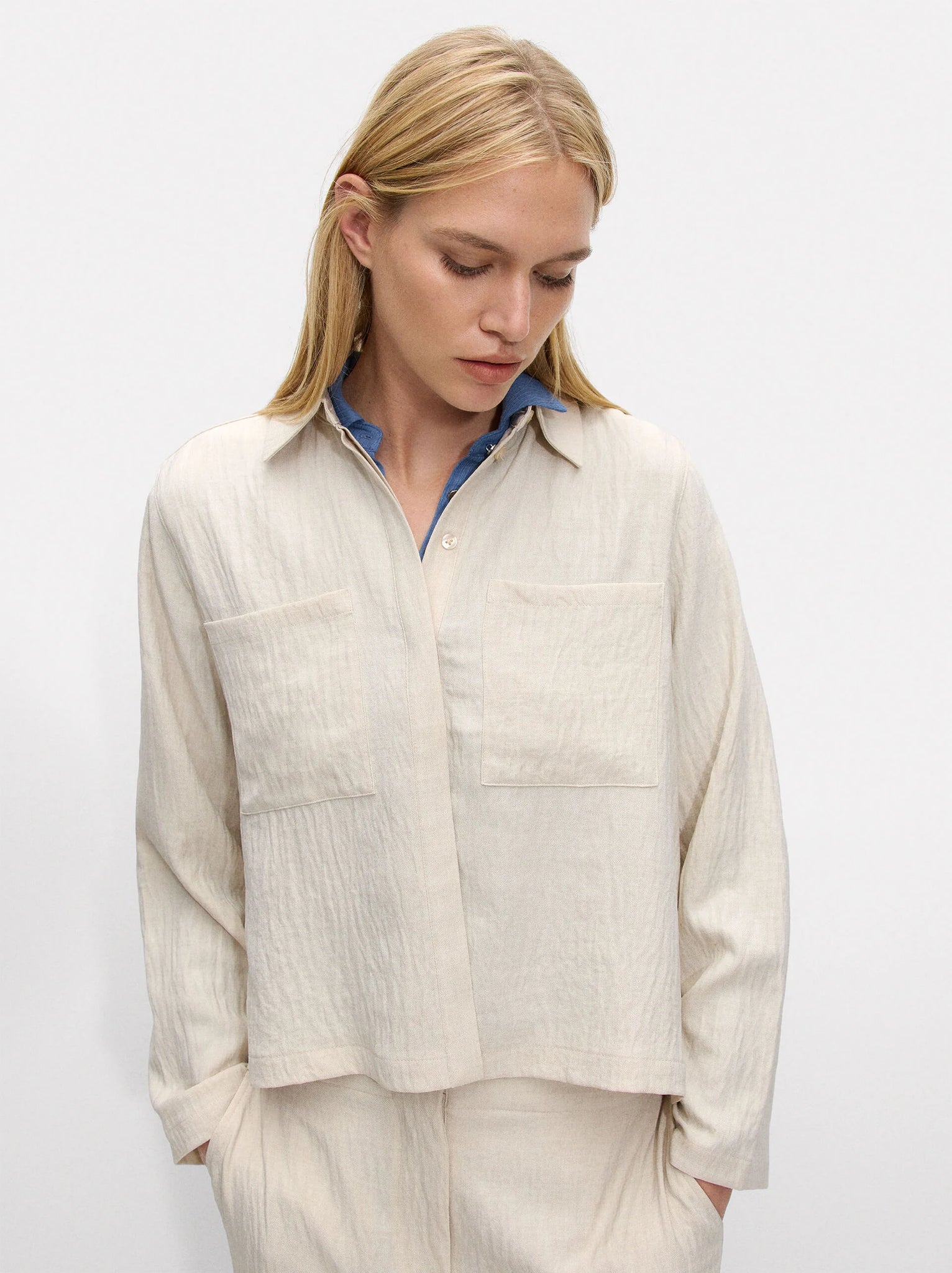 Camisa fluida con efecto arrugado