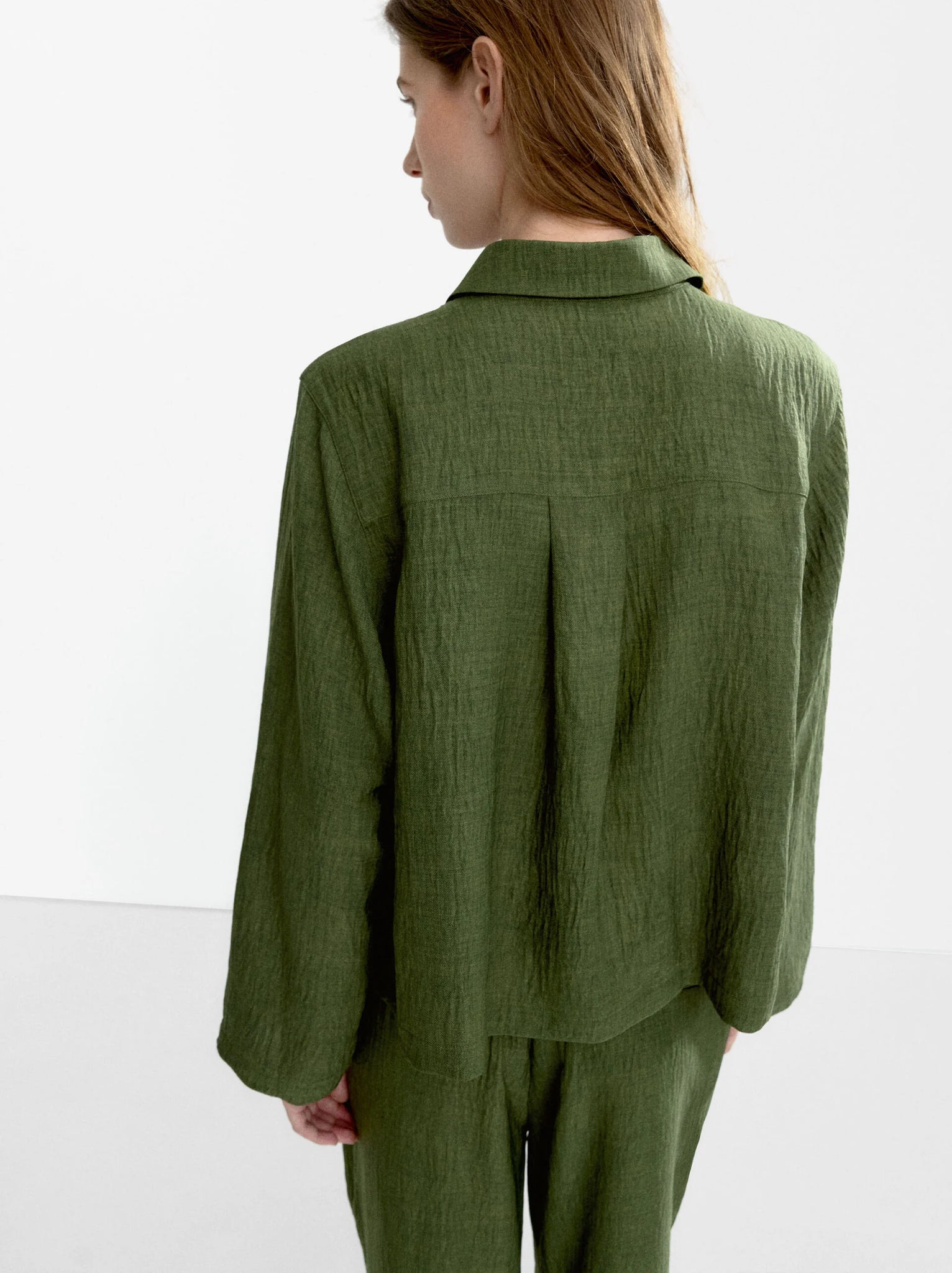 Camisa fluida con efecto arrugado