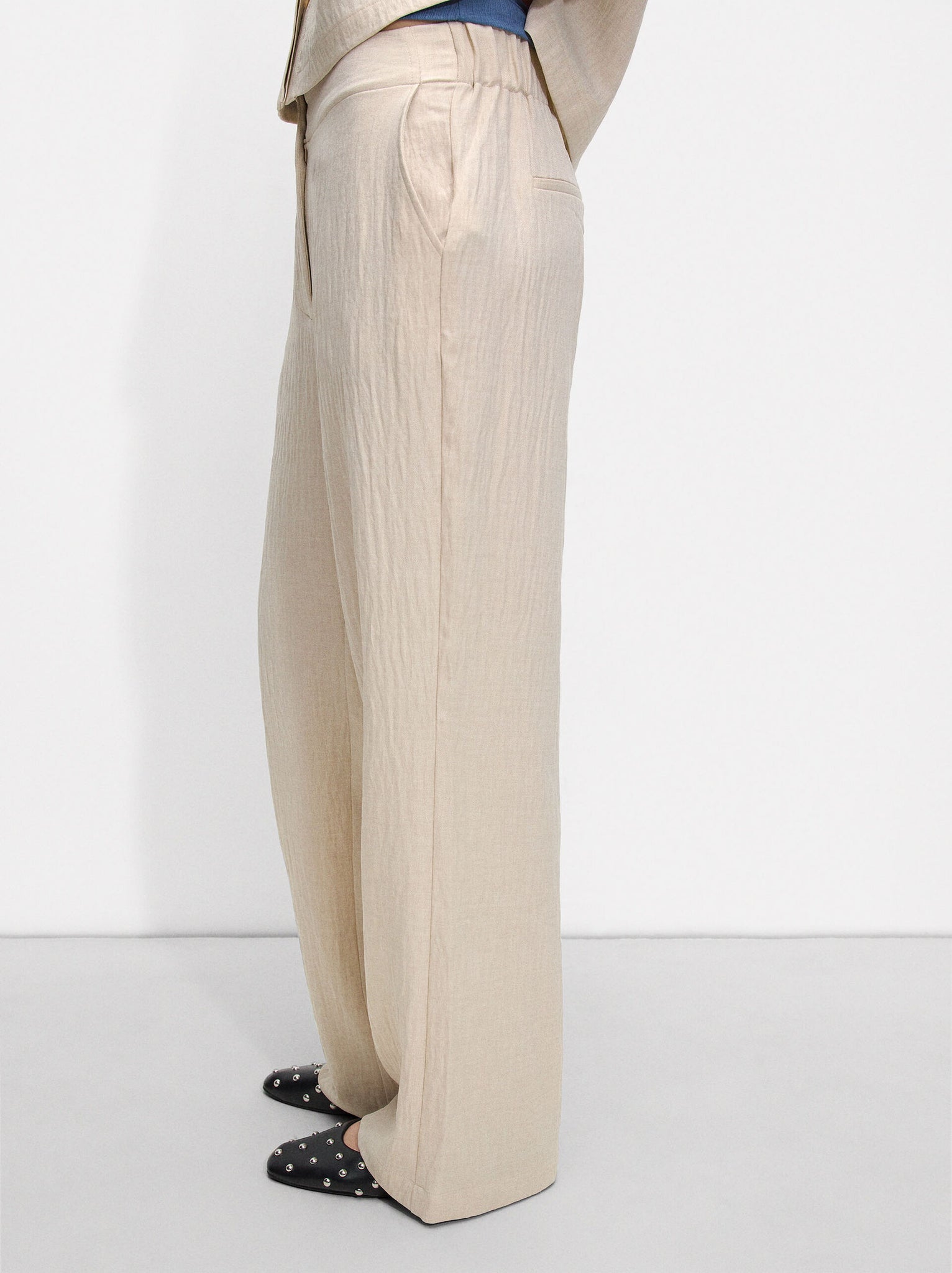 Pantalón fluido con efecto arrugado