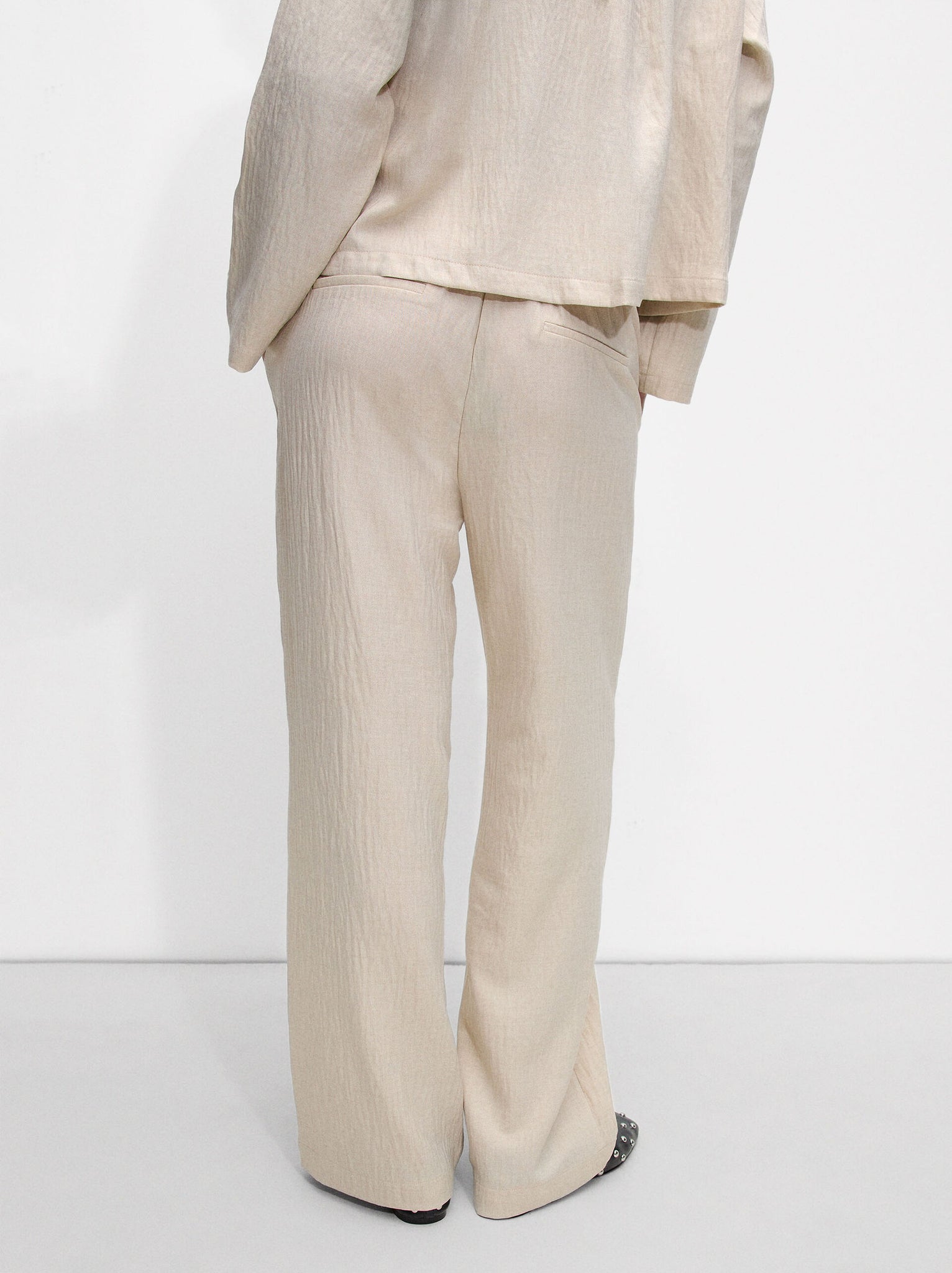 Pantalón fluido con efecto arrugado
