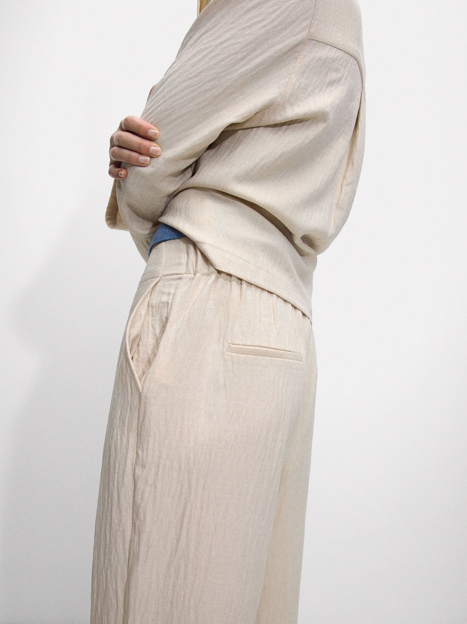 Pantalón fluido con efecto arrugado