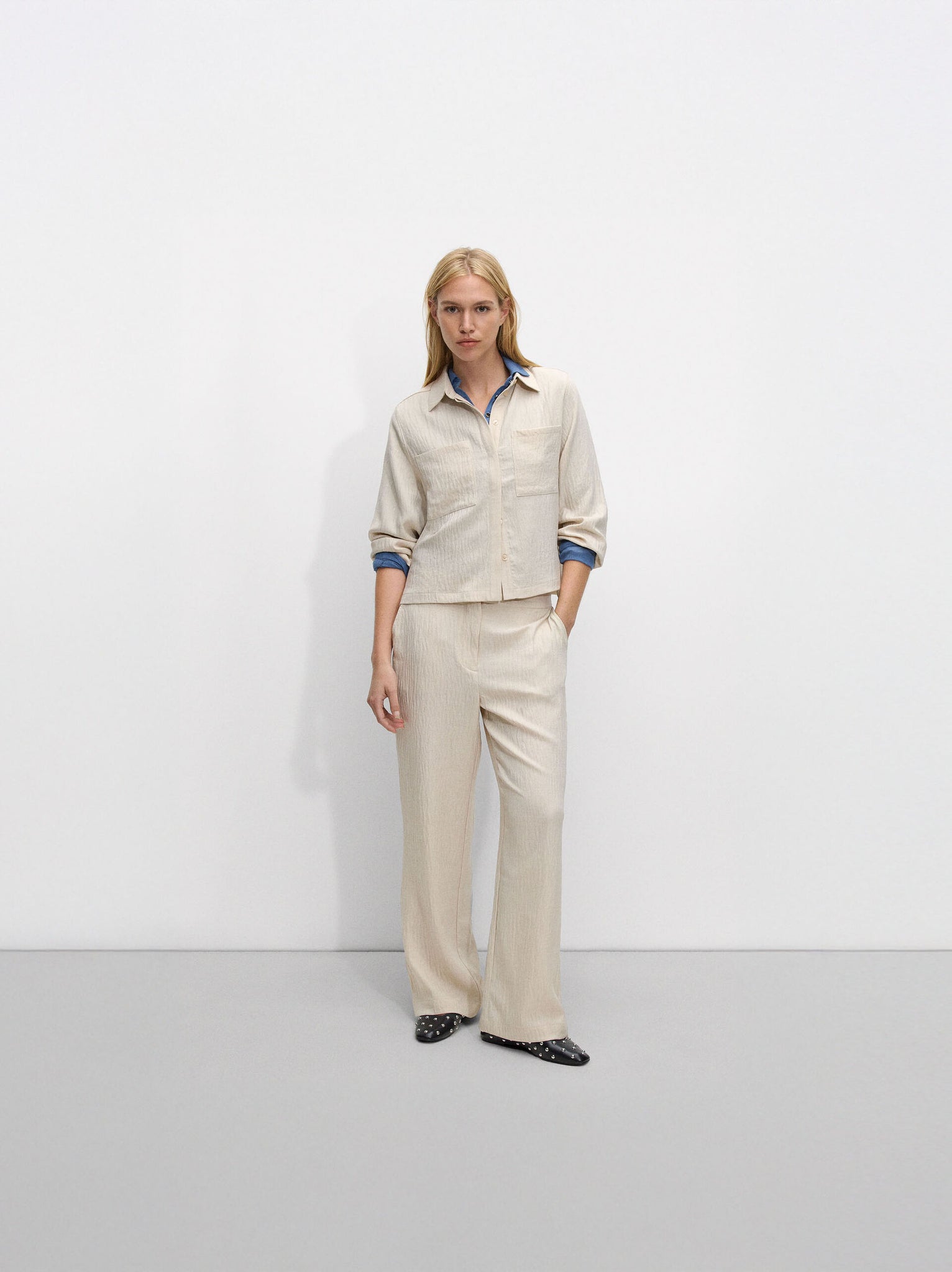 Pantalón fluido con efecto arrugado