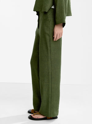 Pantalón fluido con efecto arrugado