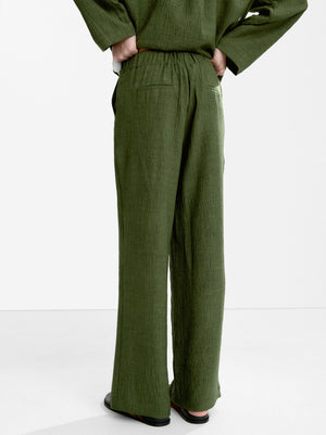 Pantalón fluido con efecto arrugado
