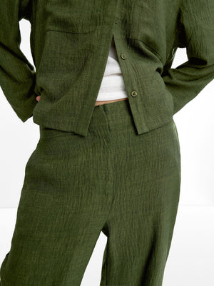 Pantalón fluido con efecto arrugado
