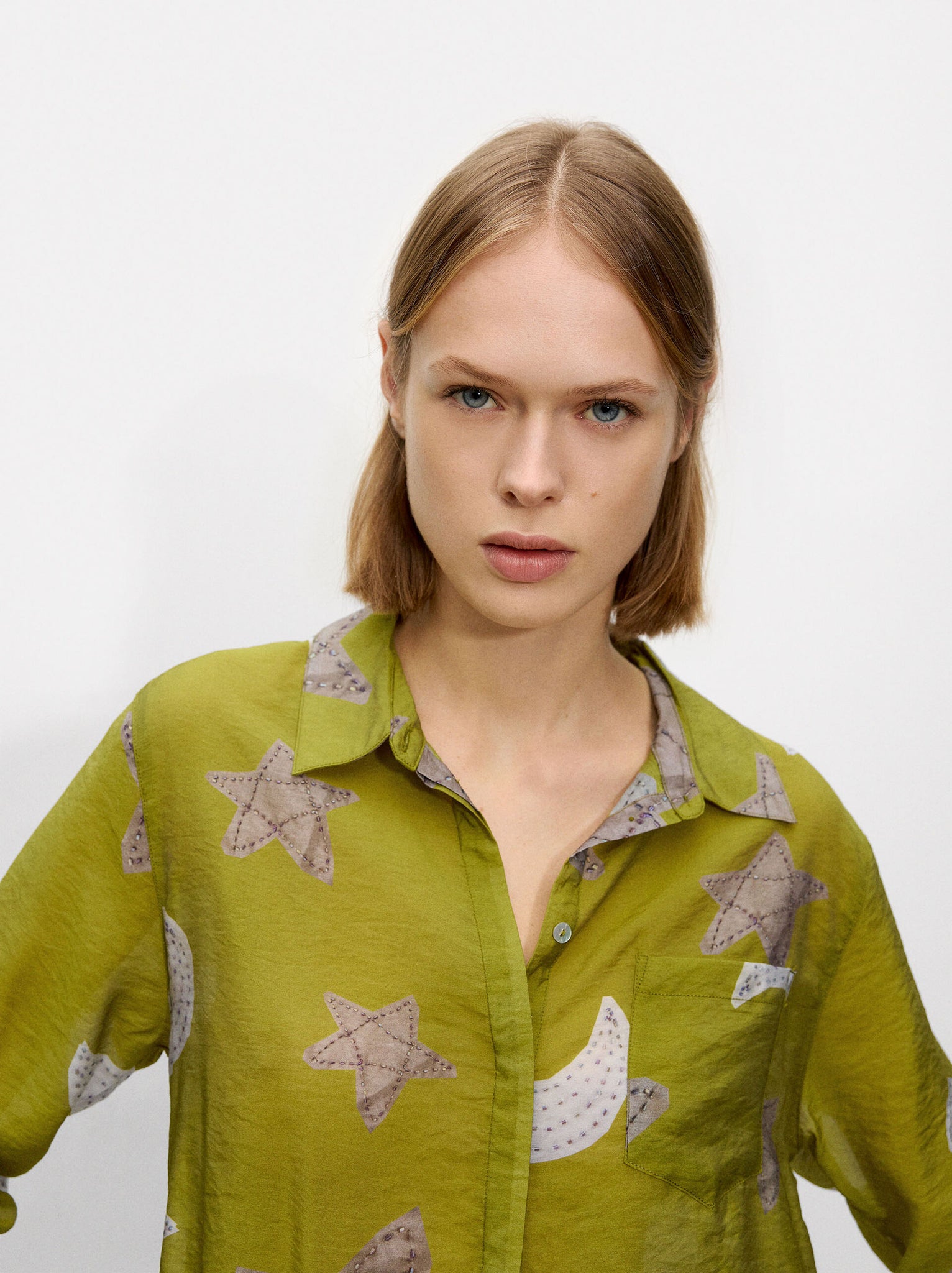Camisa Estampada Con Lunas Y Estrellas