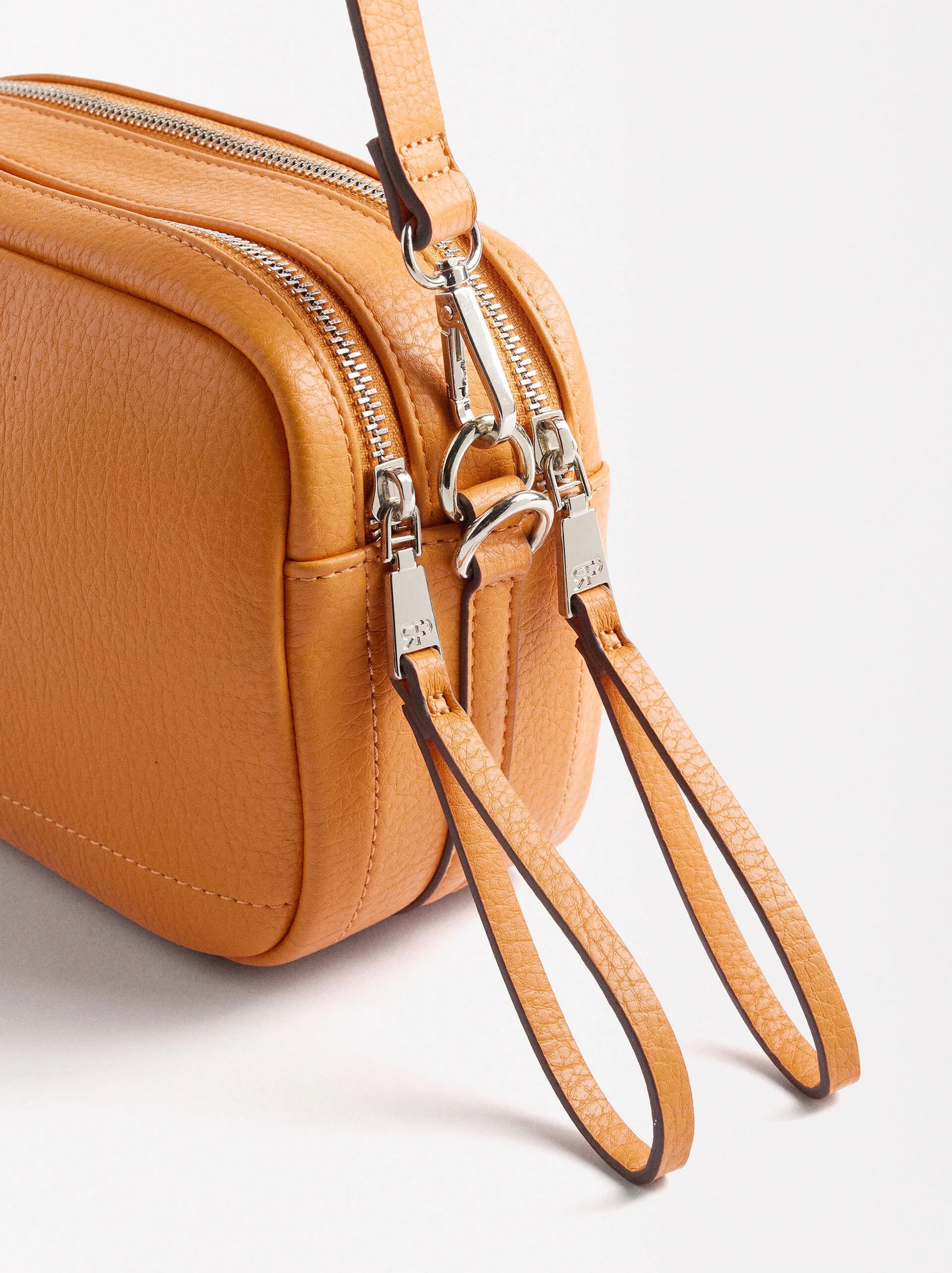 Bolso bandolera con colgante