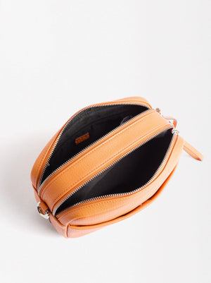 Bolso bandolera con colgante