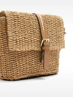 Bolso bandolera efecto rafia con solapa