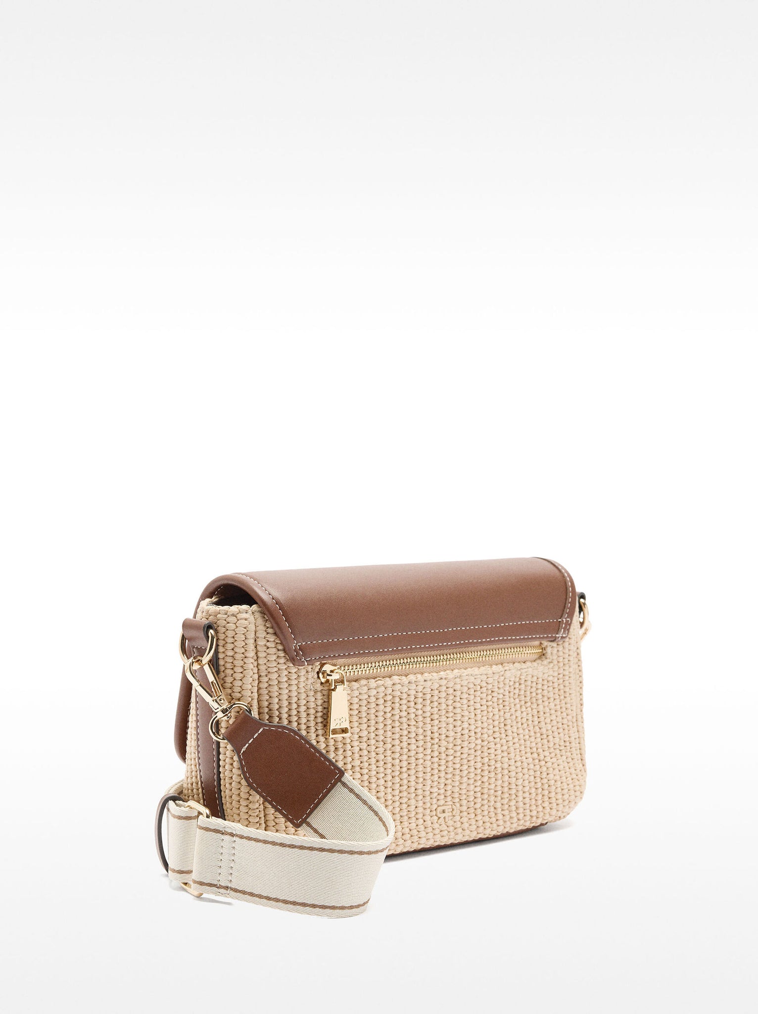 Bolso bandolera efecto rafia con solapa