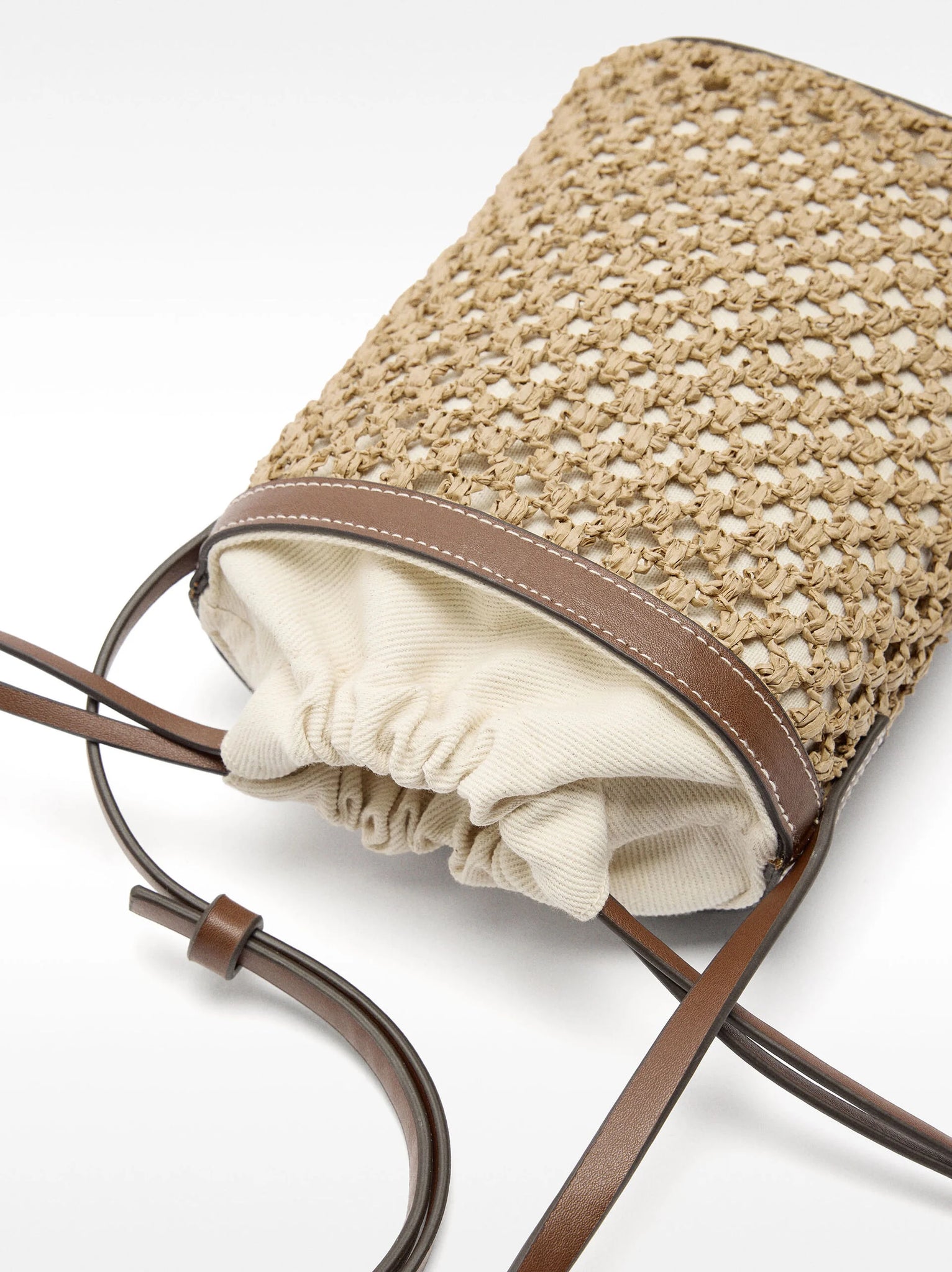 Bolso tipo bucket efecto rafia