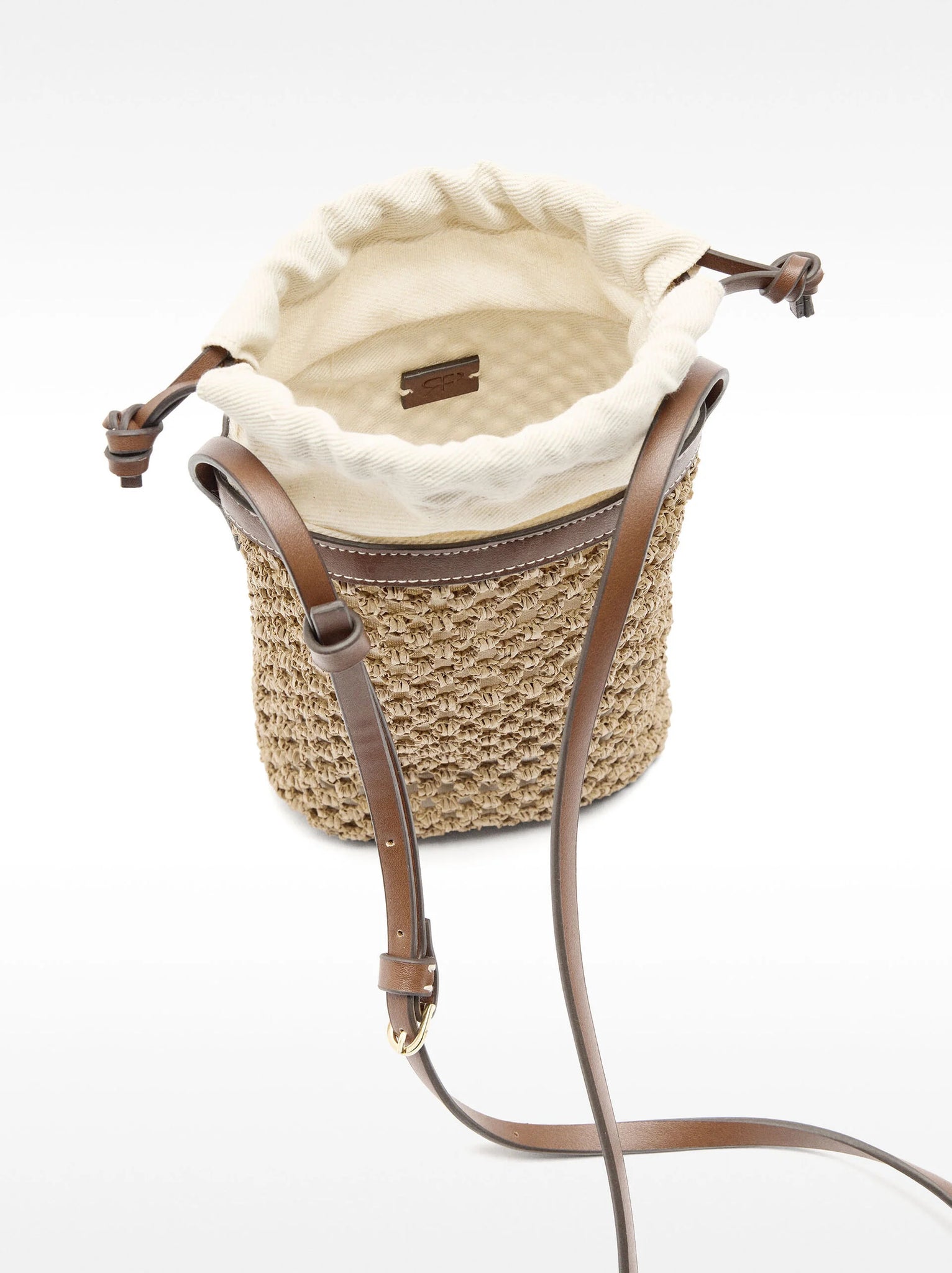 Bolso tipo bucket efecto rafia