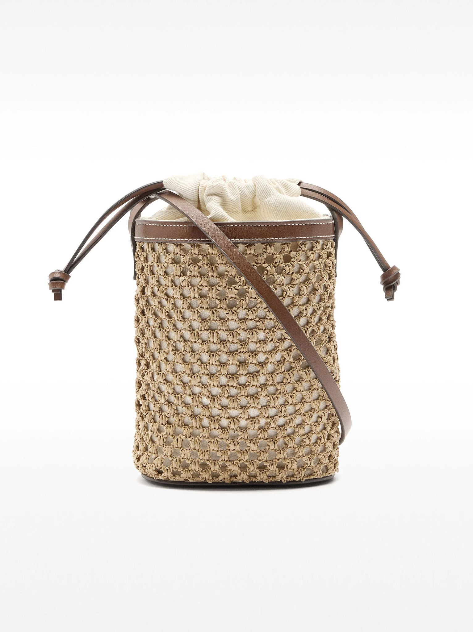 Bolso tipo bucket efecto rafia