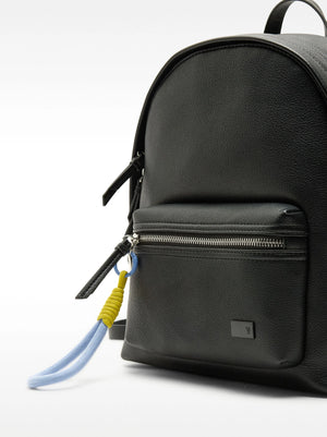 Mochila con textura y colgante