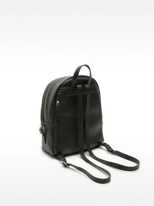 Mochila con textura y colgante