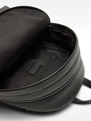 Mochila con textura y colgante