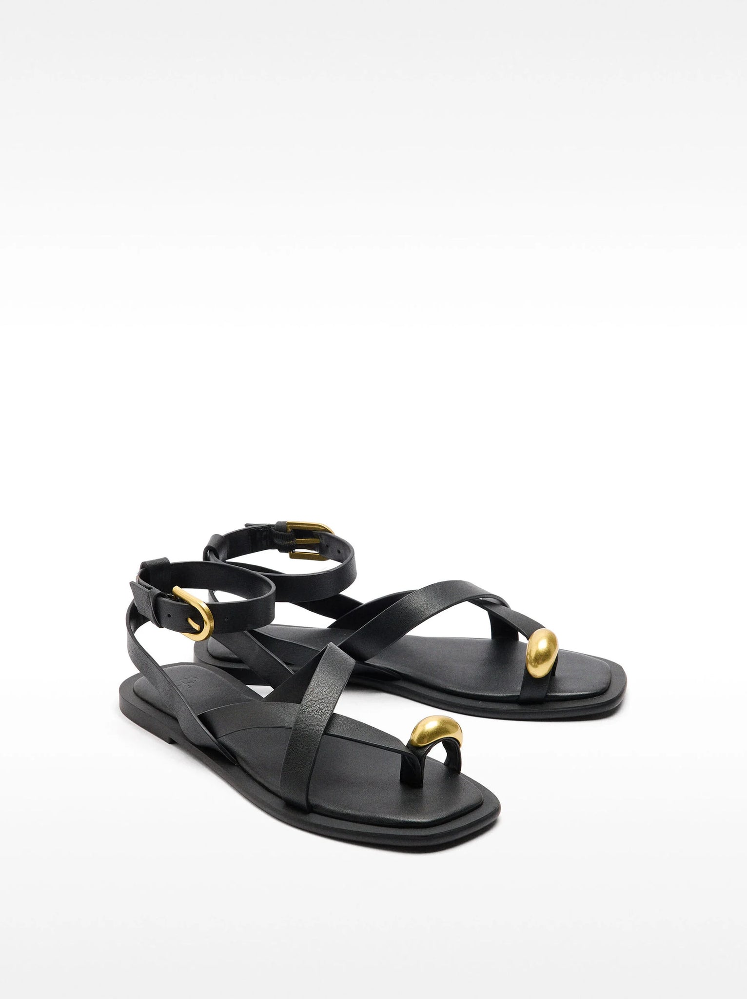 Sandalias de piel con tiras detalle metálico