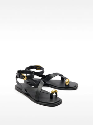Sandalias de piel con tiras detalle metálico