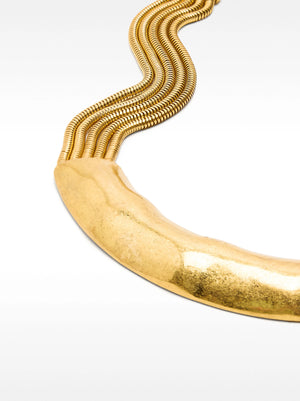 Collar corto con efecto martillado