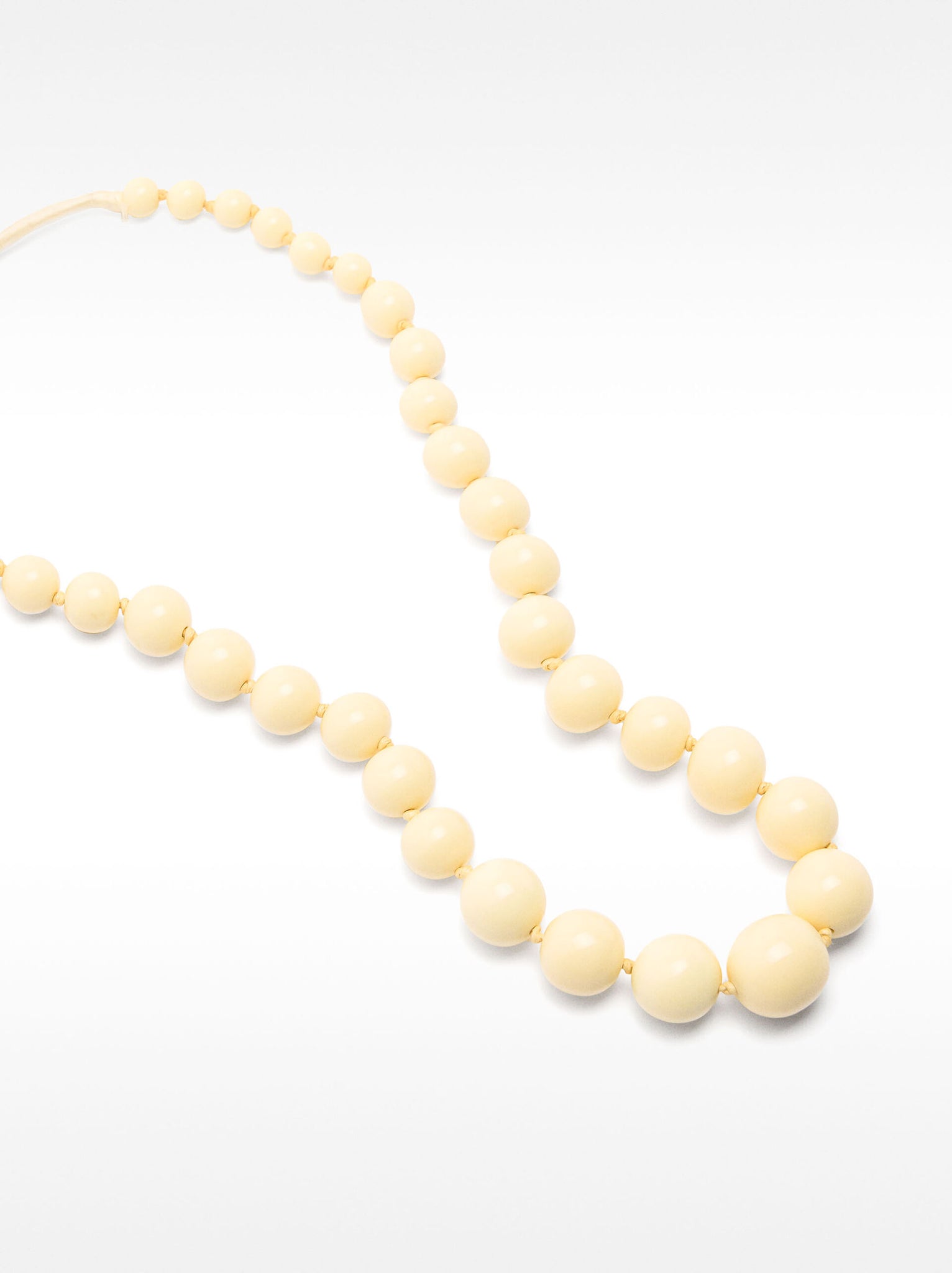 Collar de cordón con cuentas