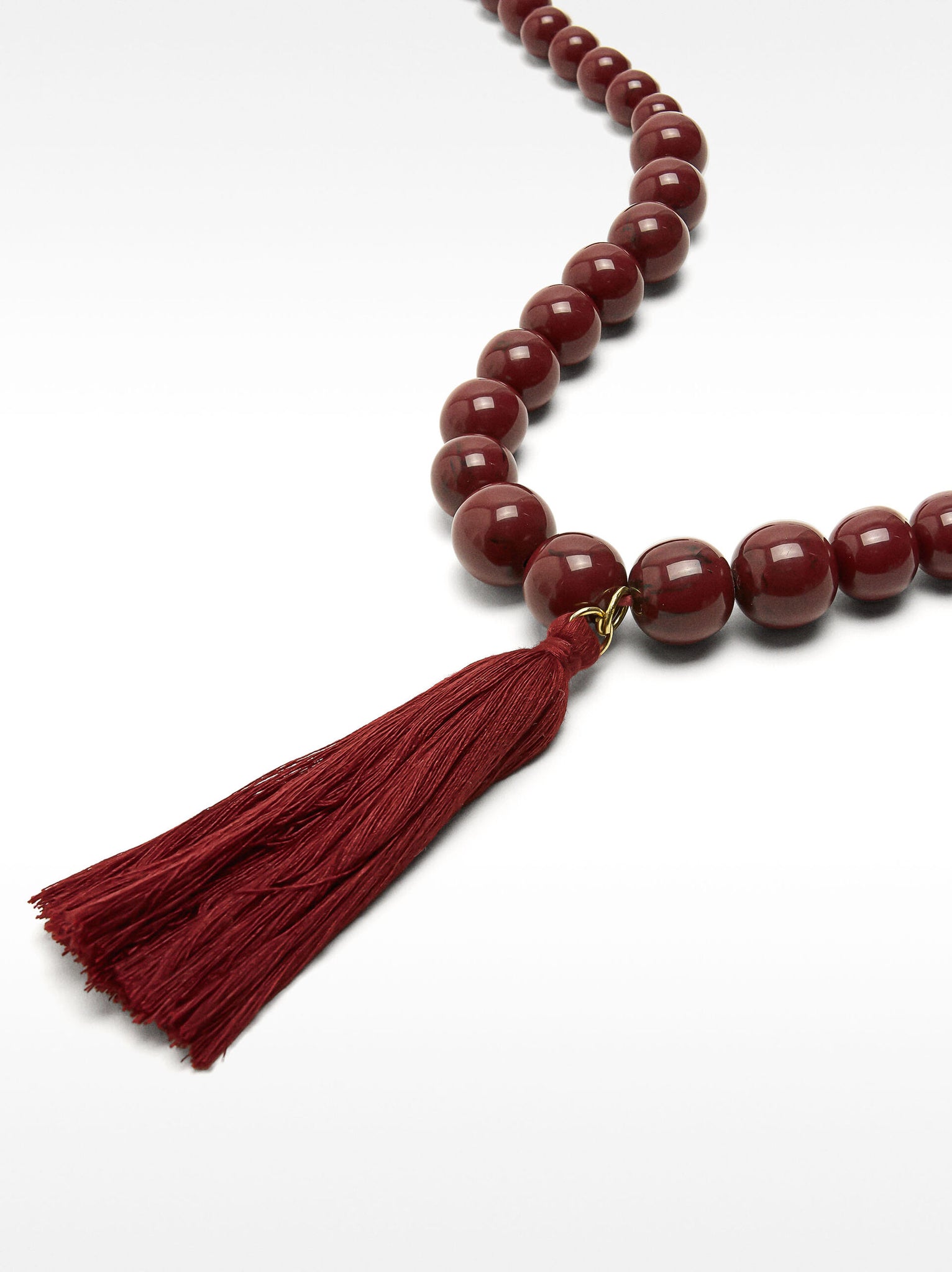 Collar de cordón con cuentas y borla