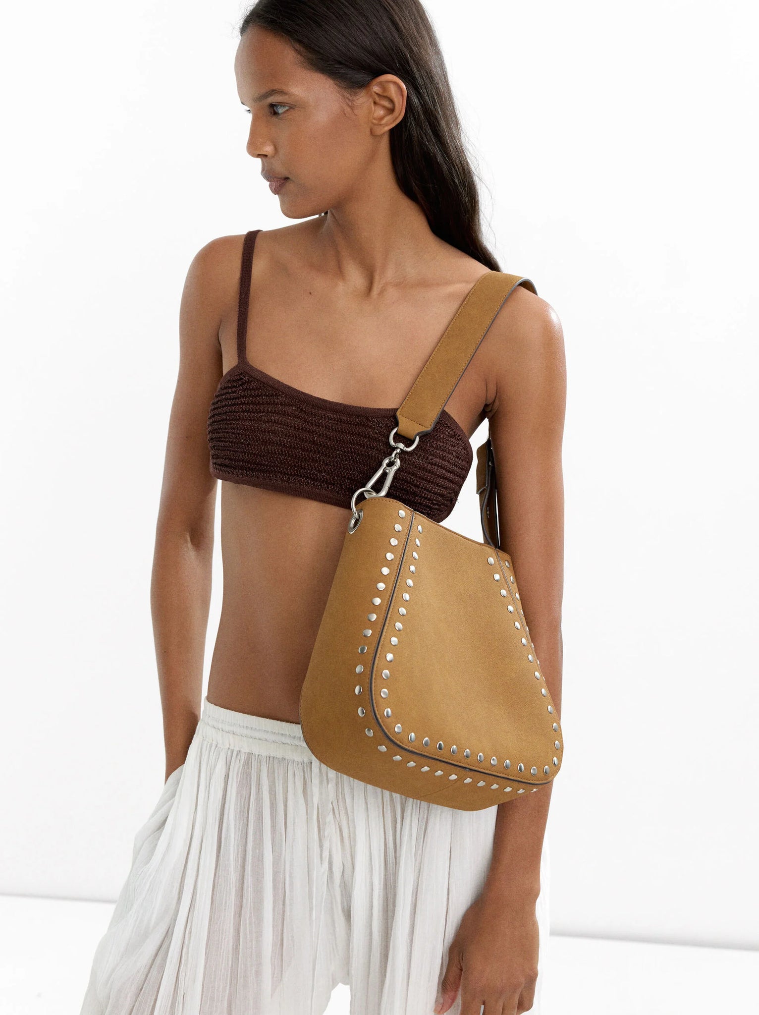 Bolso de hombro con tachuelas efecto piel