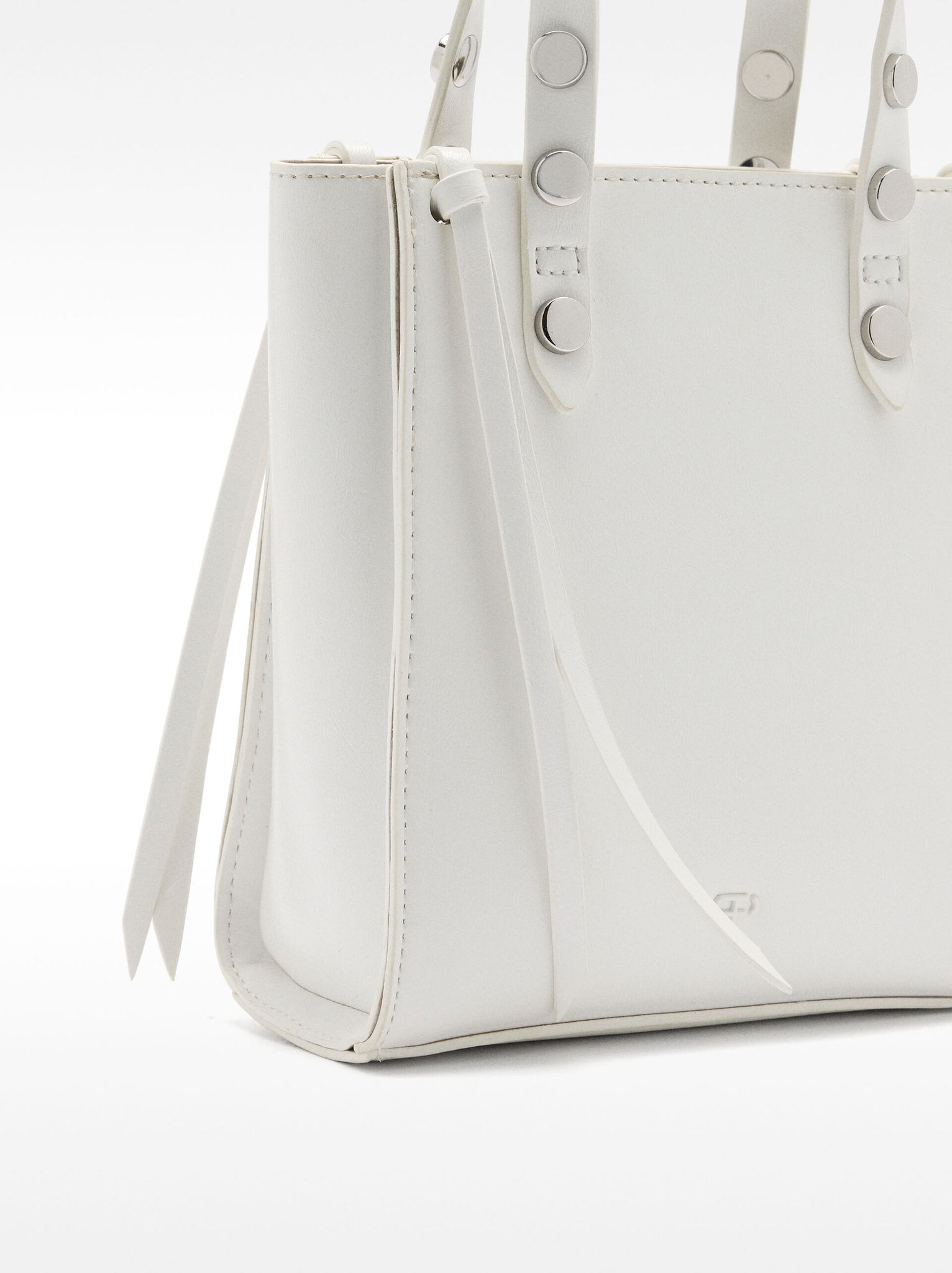 Bolso tote con tachuelas