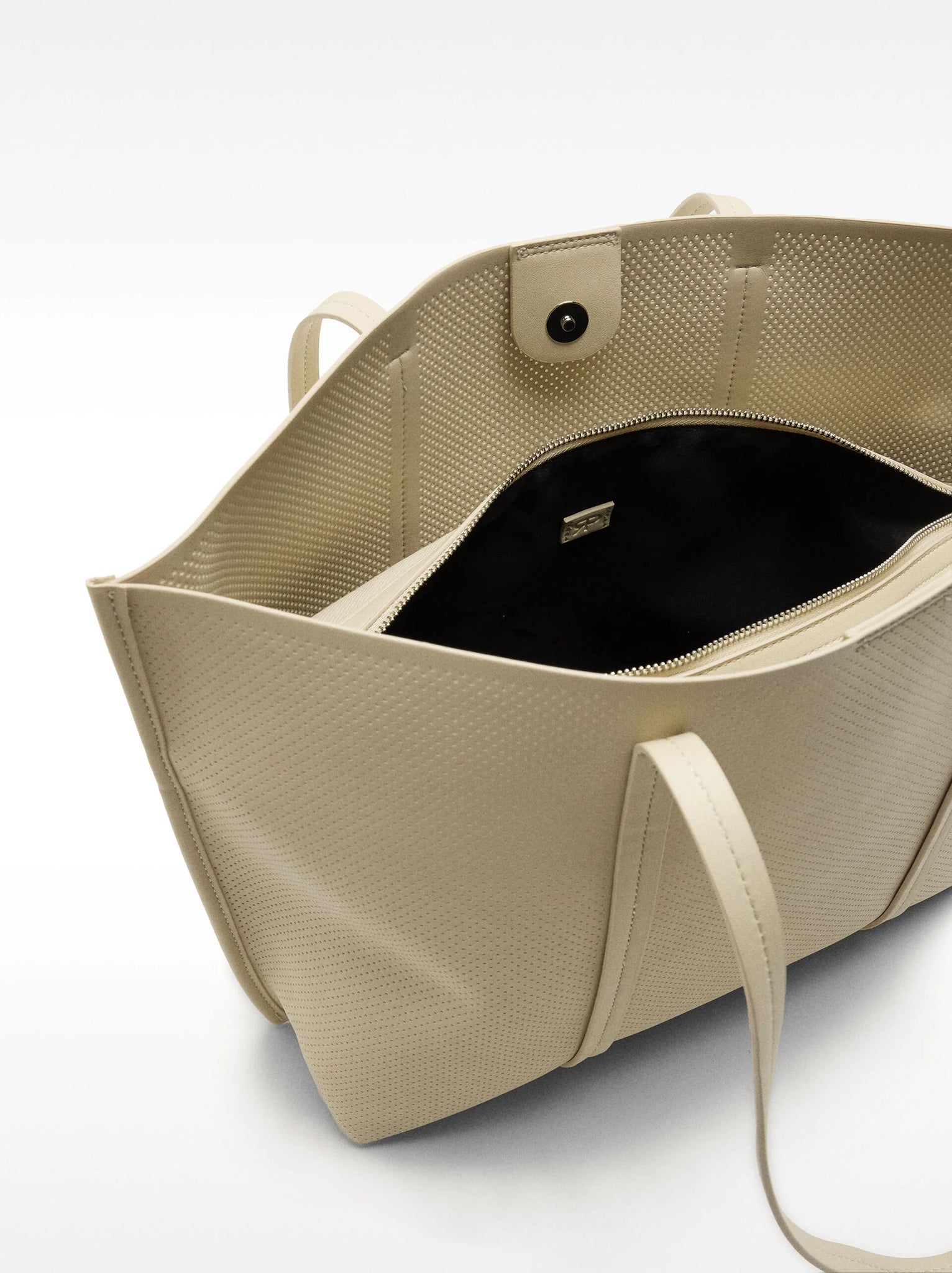Bolso shopper perforado con bolso extraíble