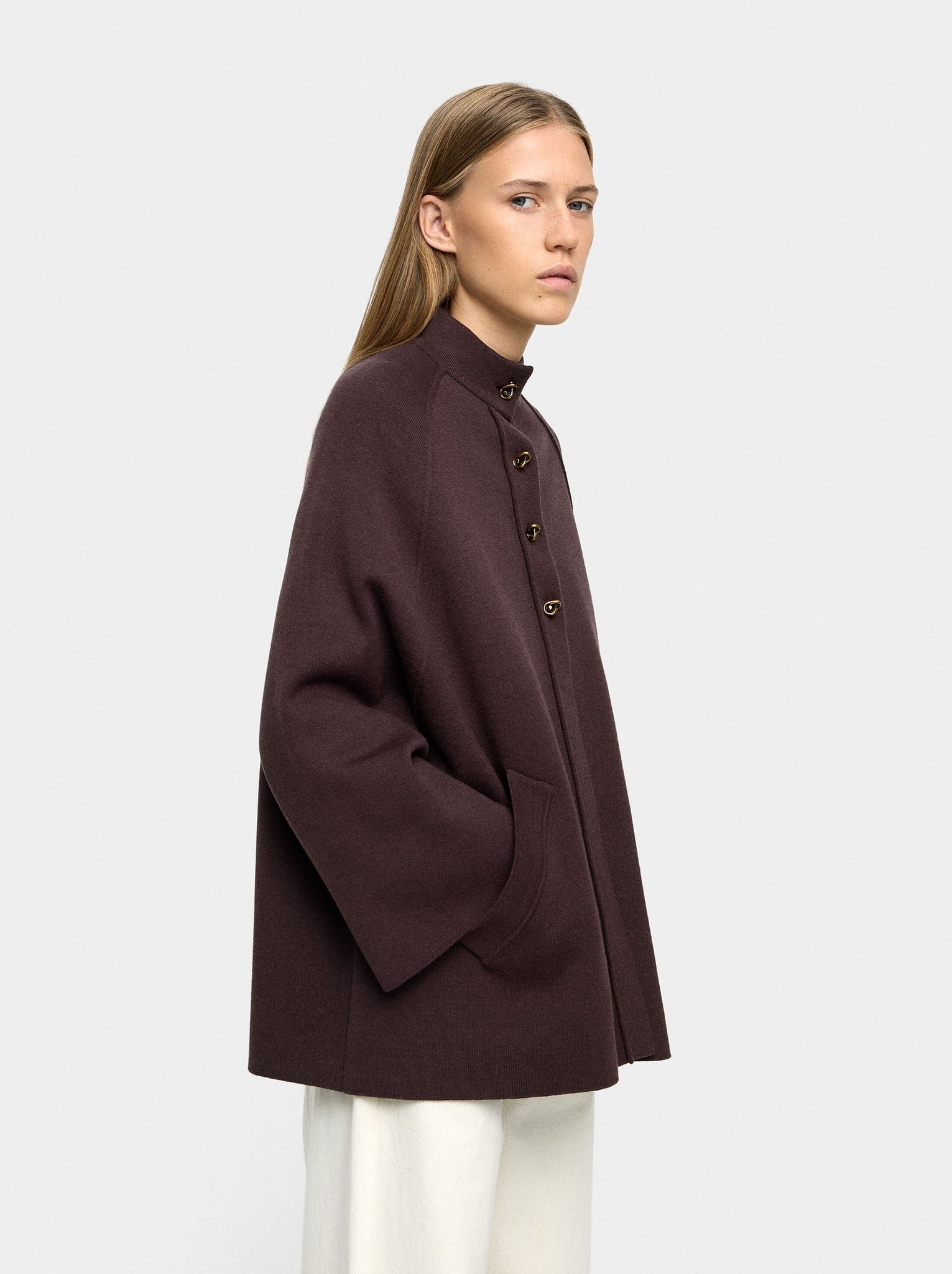 Poncho de punto con cuello alto