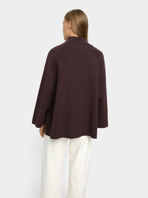 Poncho de punto con cuello alto