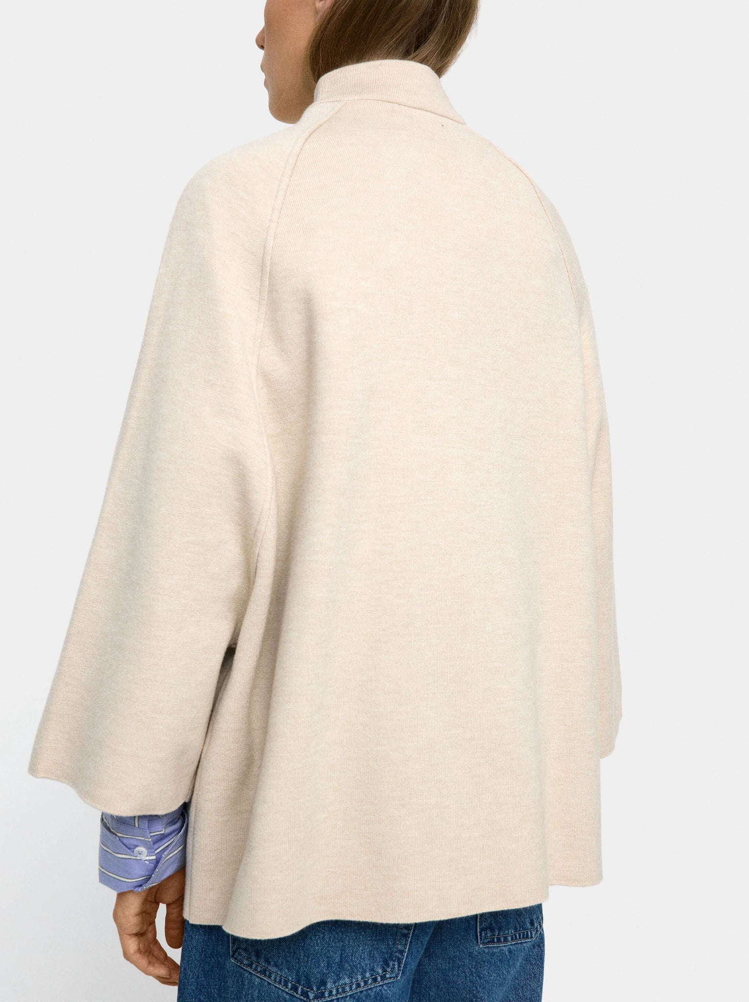 Poncho de punto con cuello alto