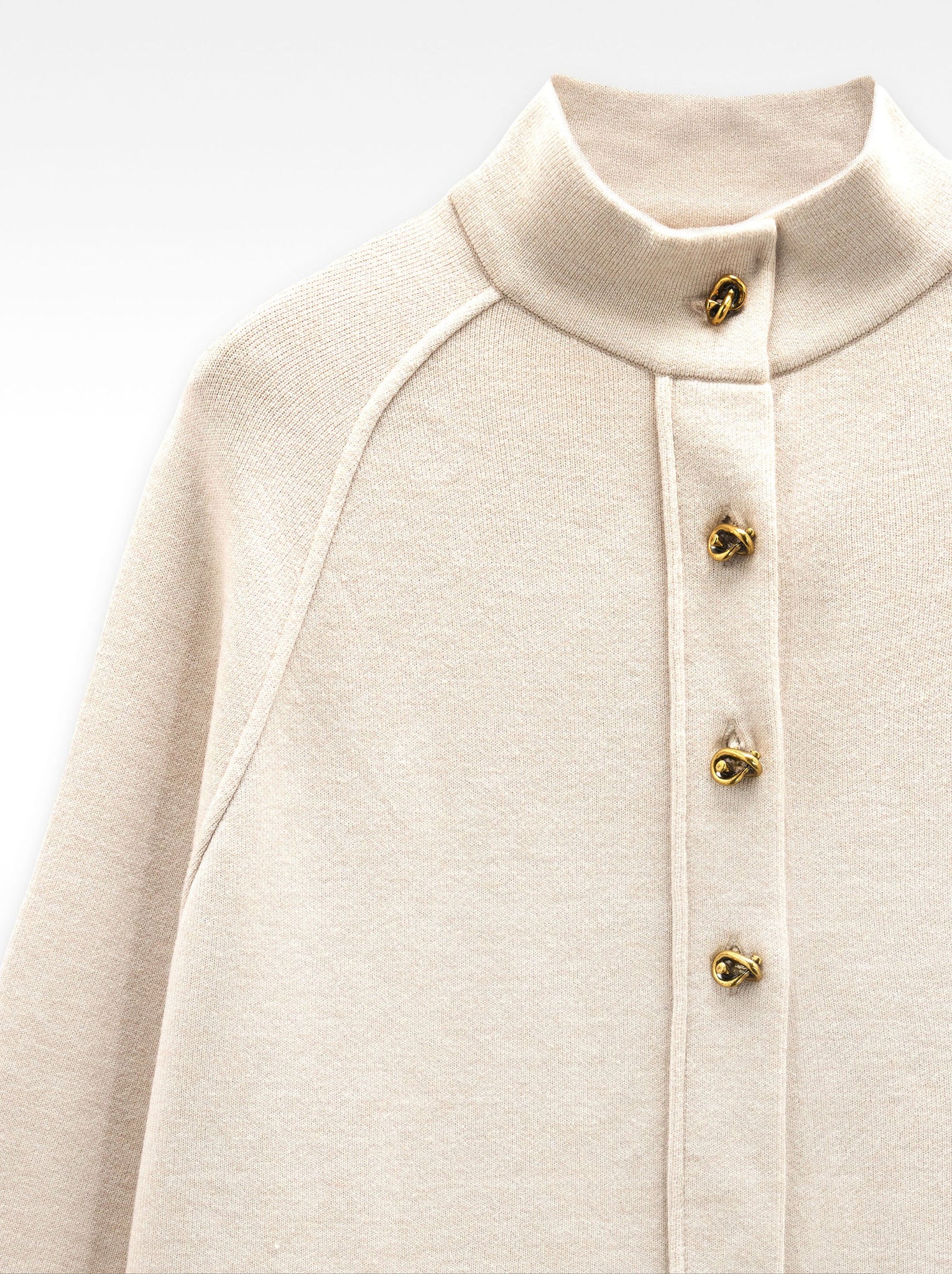 Poncho de punto con cuello alto
