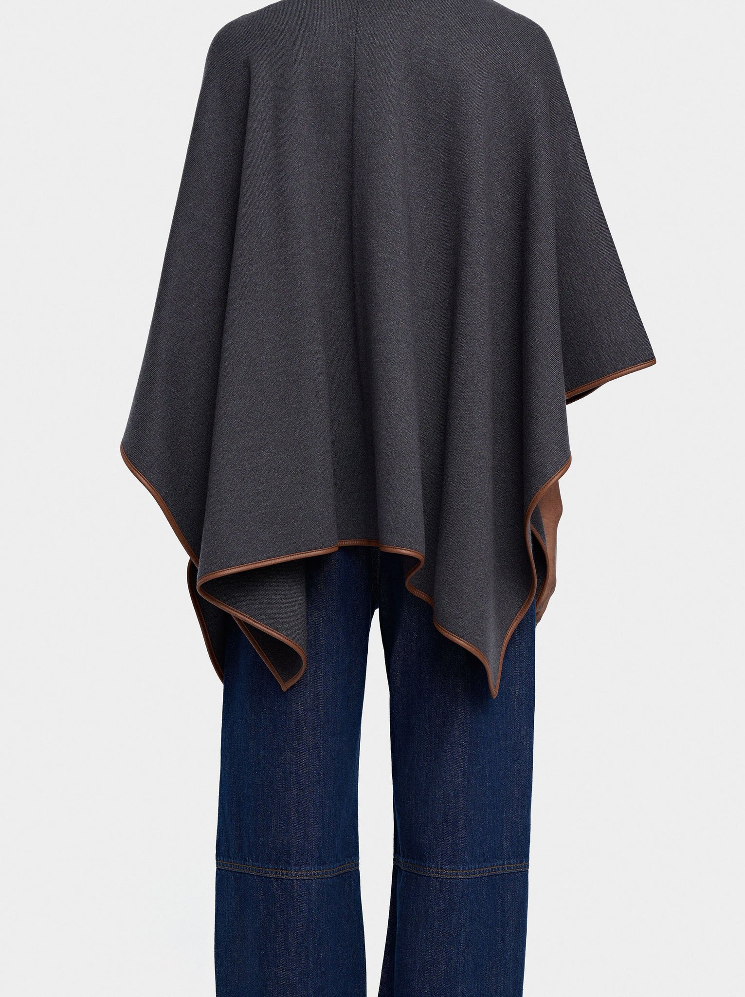 Poncho de punto con detalle de costura