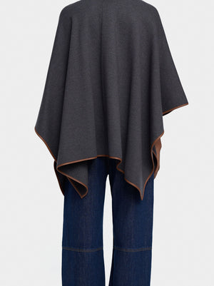 Poncho de punto con detalle de costura