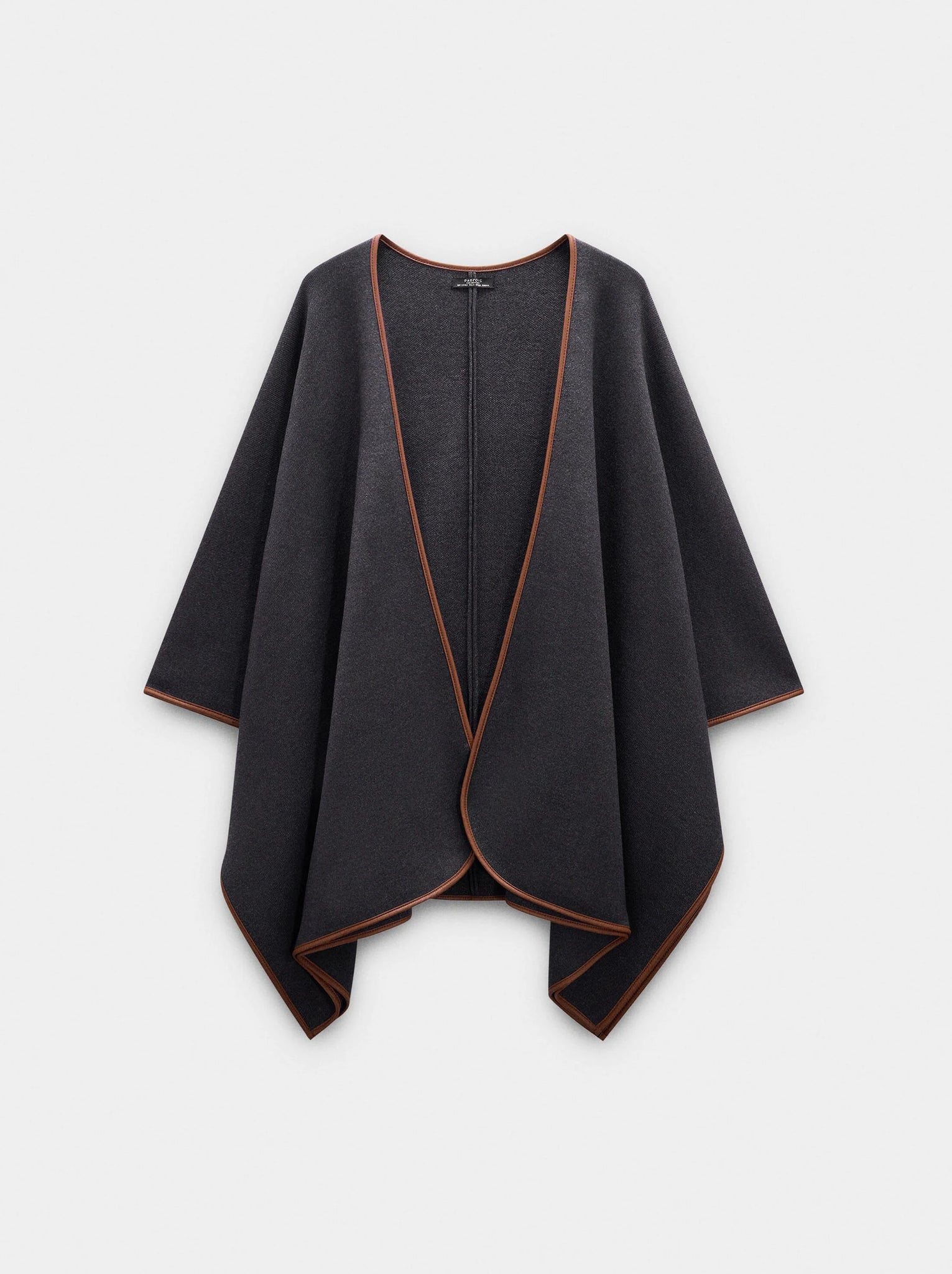 Poncho de punto con detalle de costura