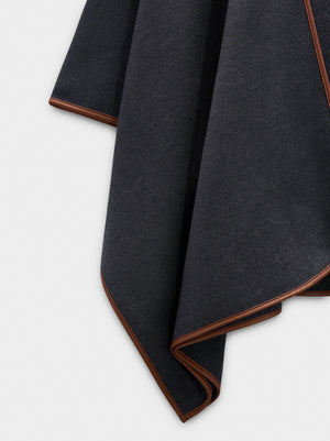 Poncho de punto con detalle de costura