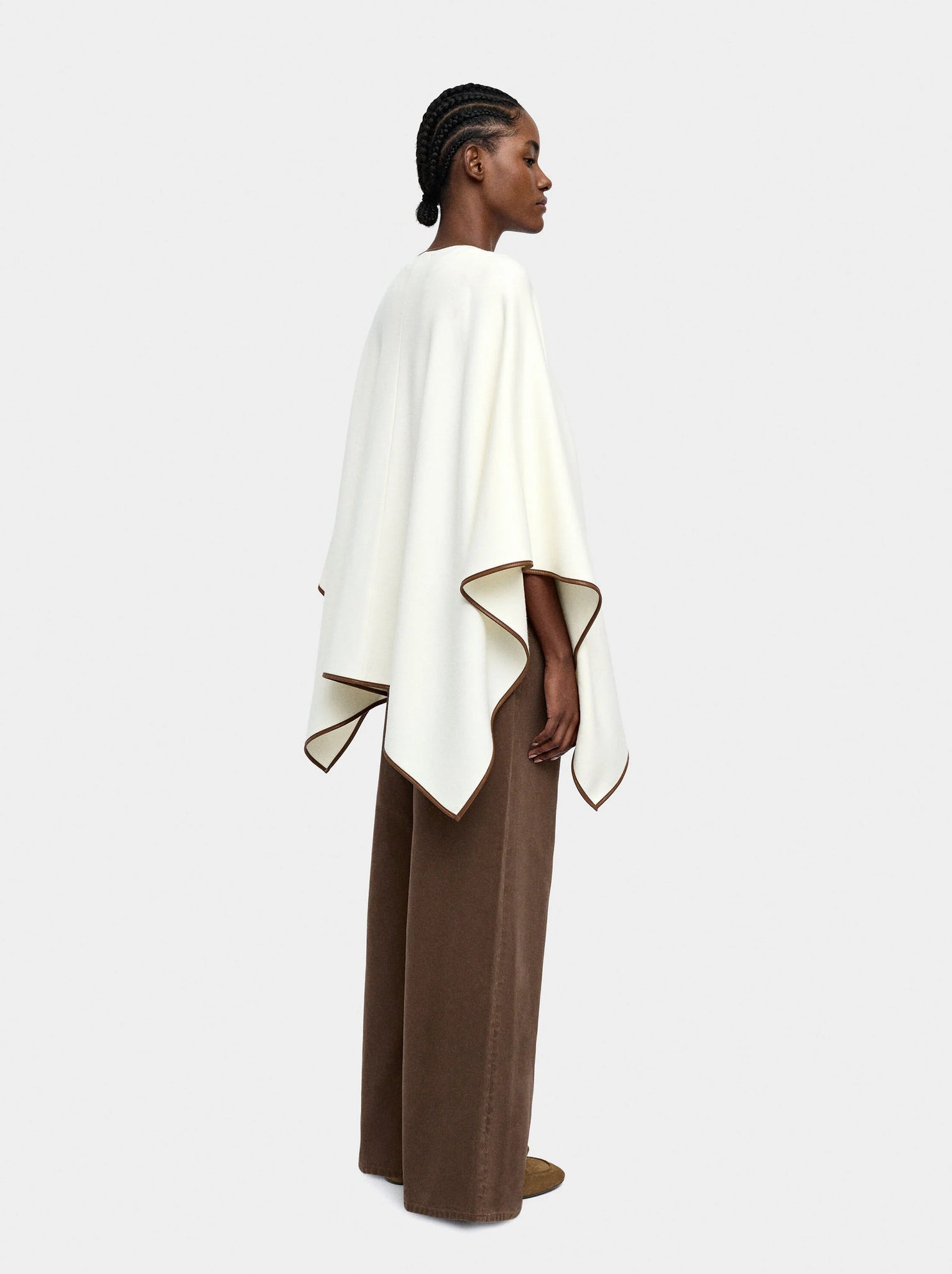 Poncho de punto con detalle de costura
