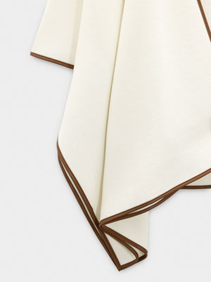 Poncho de punto con detalle de costura