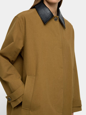 Trench de algodón cuello en contraste