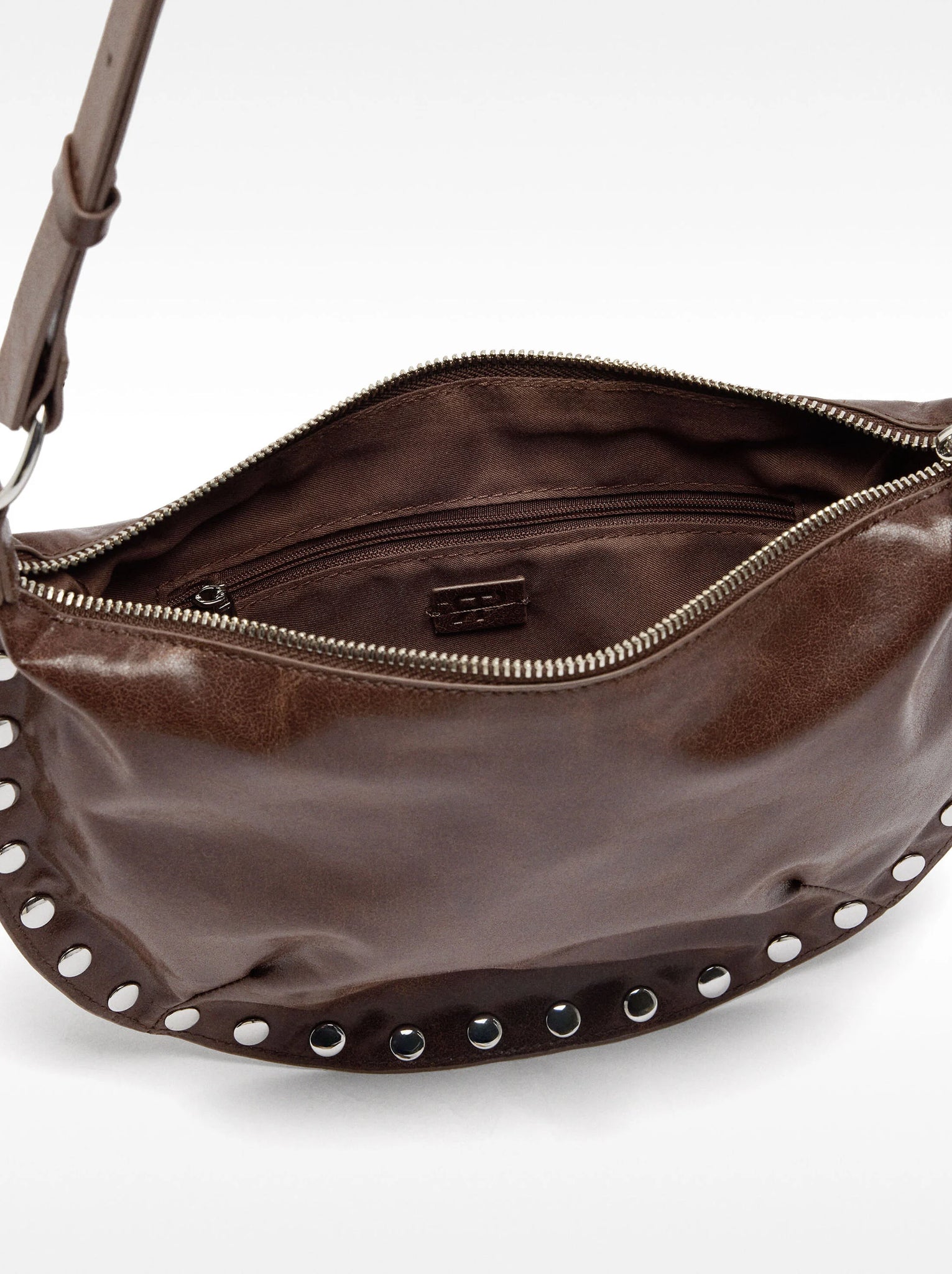 Bolso de hombro con tachuelas