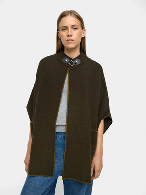 Poncho de punto con detalle de costura