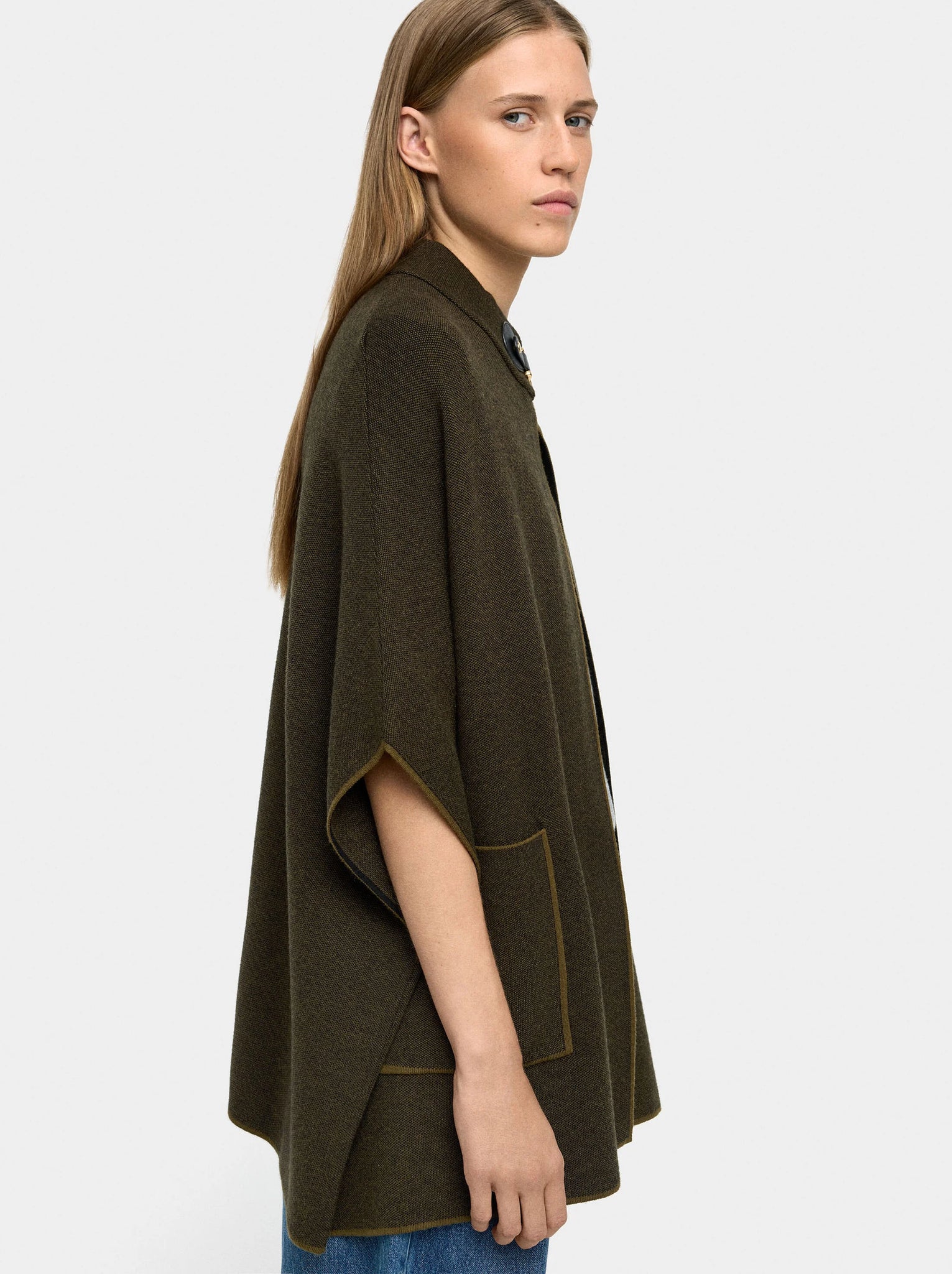 Poncho de punto con detalle de costura