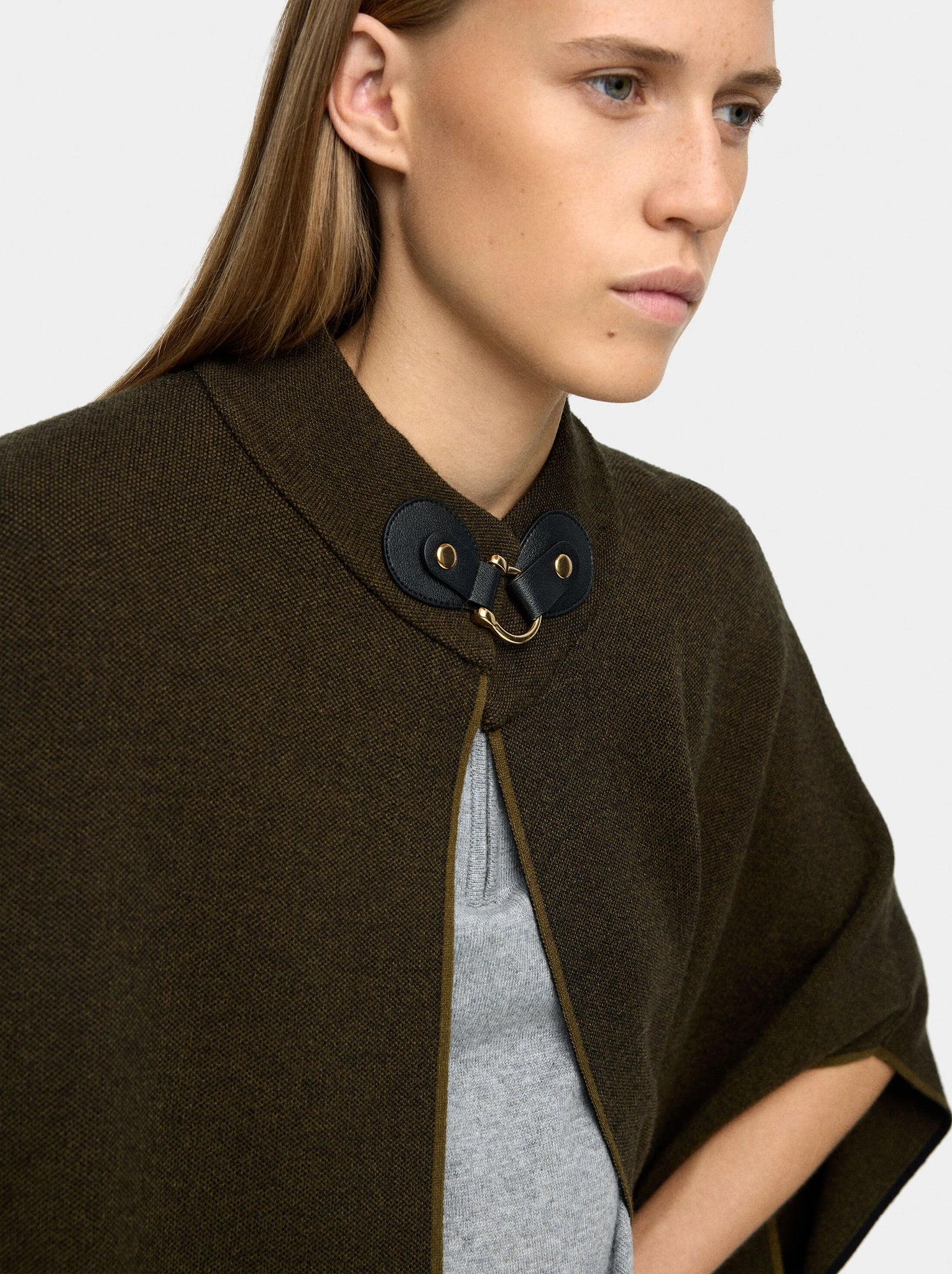 Poncho de punto con detalle de costura